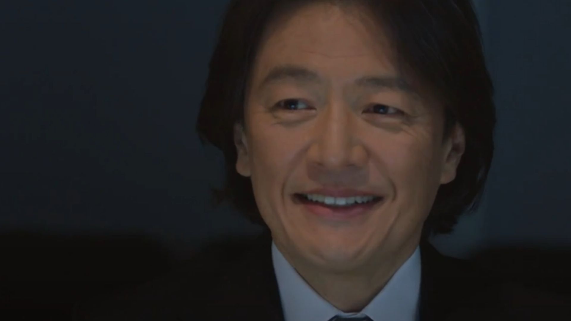 Kang Jun Ho dũng cảm chiến đấu để bảo vệ Oh Jang Mi giữa vòng vây quân thù tại bến cảng hoang vắng