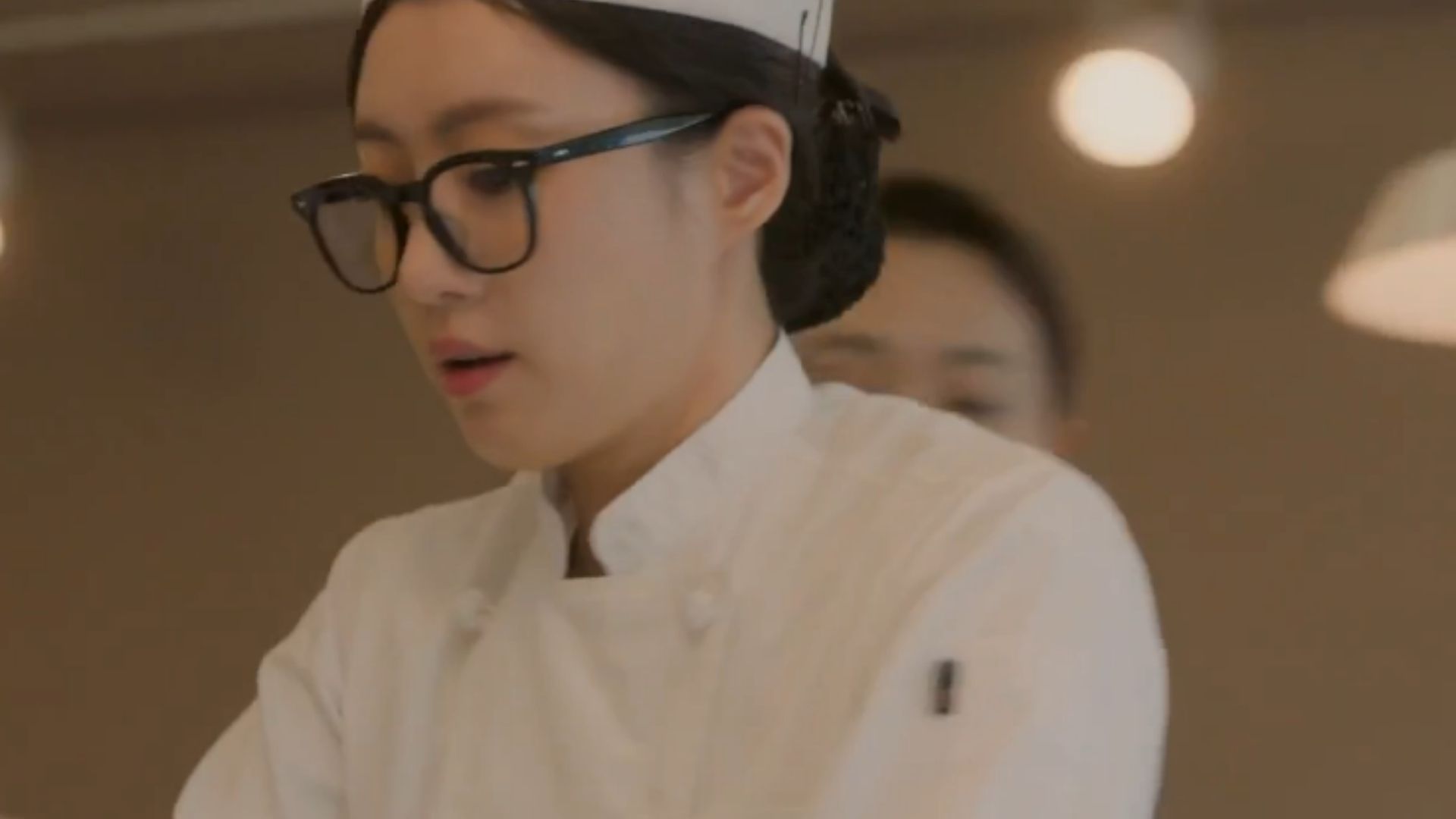 Kang Baek Ho kiên cường bảo vệ nhân chứng sống vượt qua sự truy cản gắt gao của thế lực đen tối để đến phiên tòa