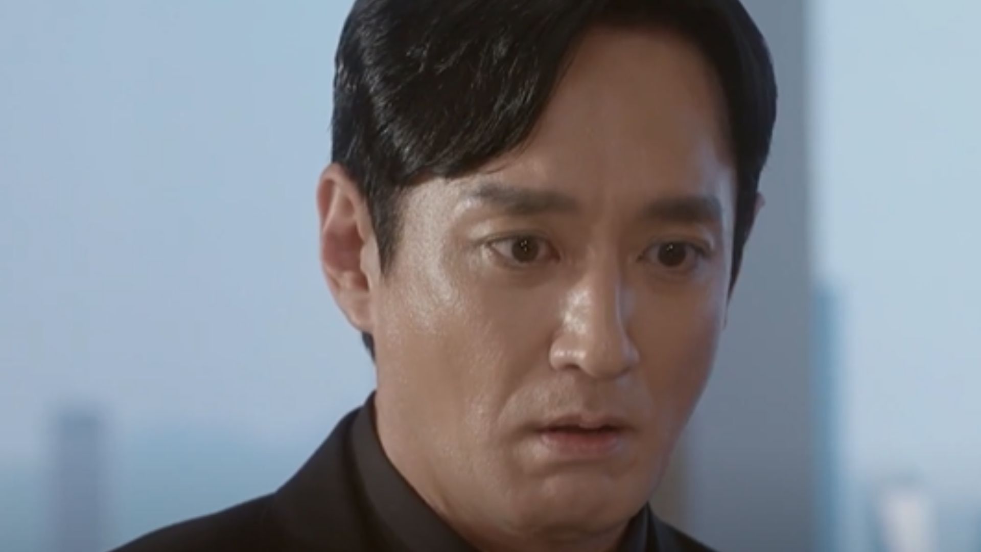 Kang Baek Ho và Kang Jun Ho cùng nhìn về phía biển, chính thức buông bỏ hận thù để tìm kiếm sự thanh thản trong tâm hồn