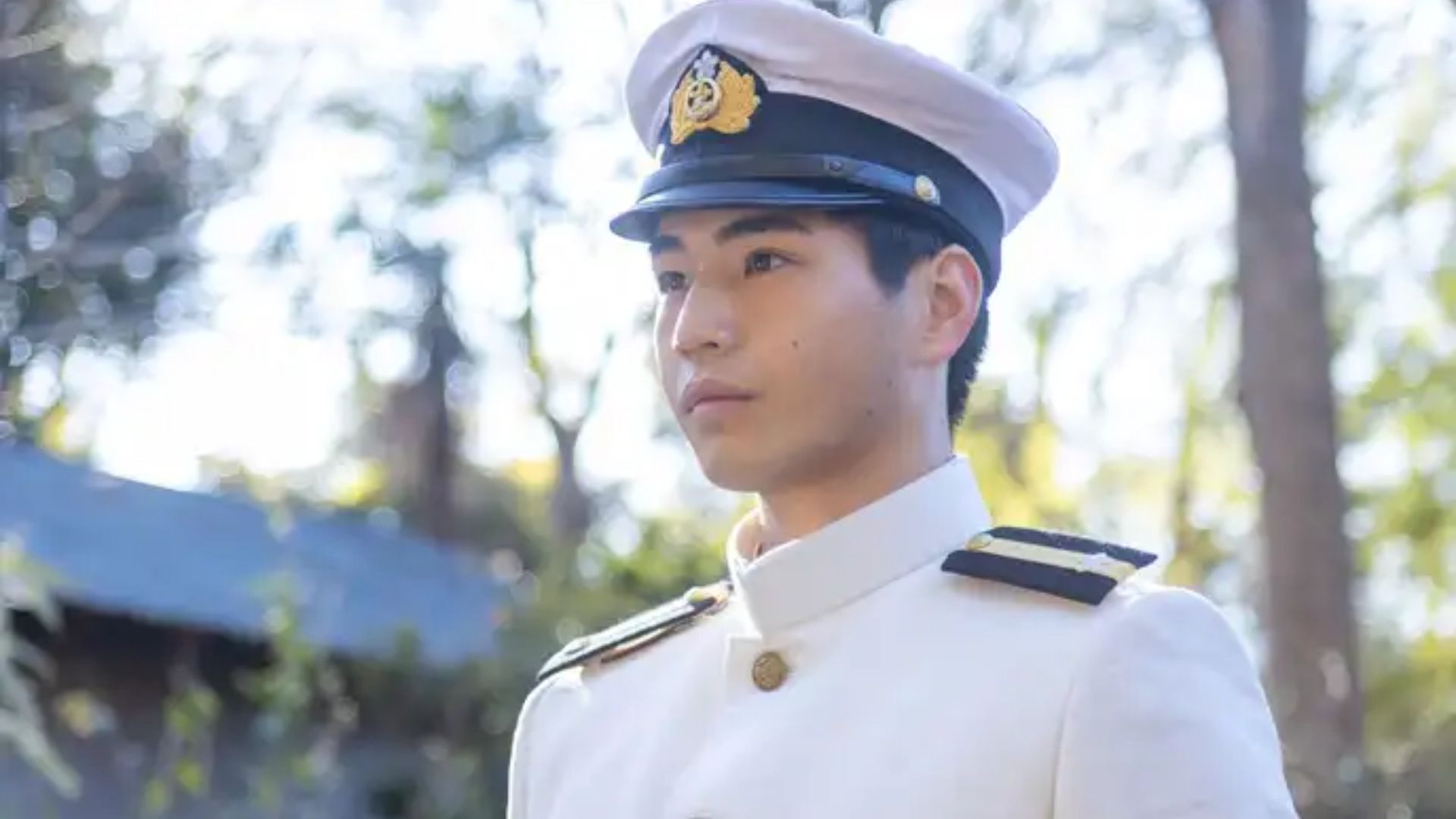 Kusamichi Sota và Ishikawa Ren cùng nhau kiểm tra các thông số dữ liệu trên bản đồ số ngay giữa cánh đồng đang dần hồi sinh