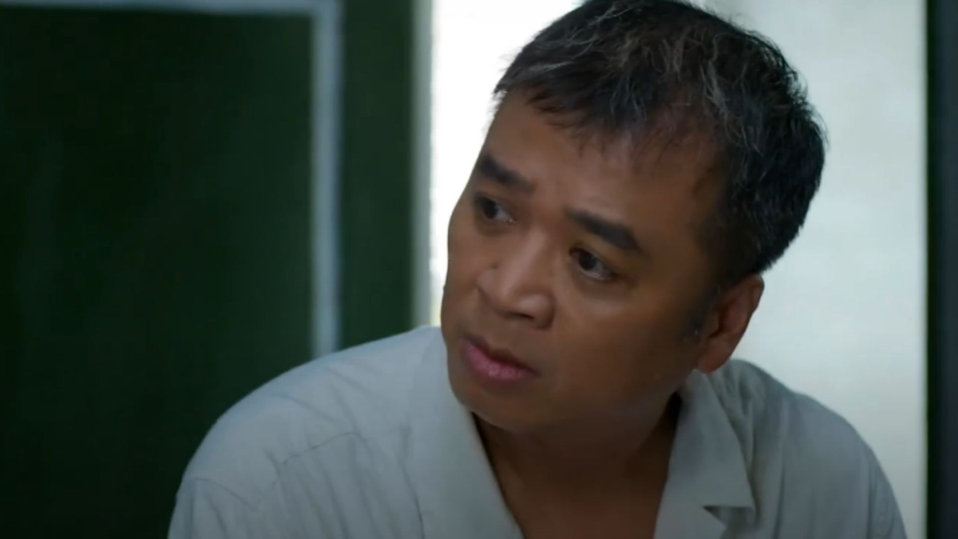 Ông Phi tất bật giao cơm giữa trưa nắng, còn Bà Ánh căng mình trong bếp để giữ trọn chất lượng từng suất ăn của “tiệm cơm hạnh phúc”