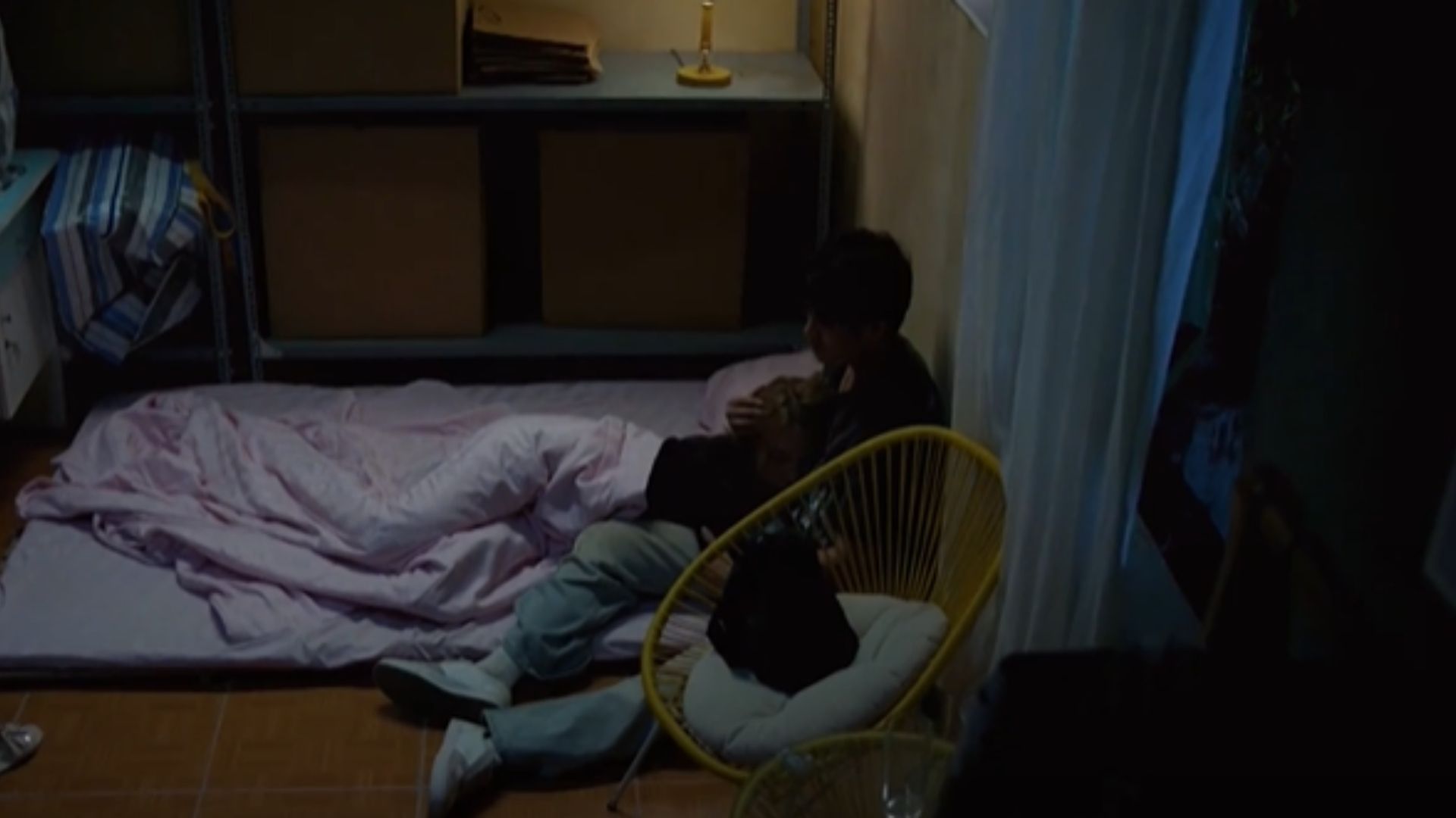 Ông Phi đứng sững trước cửa, tay cầm tờ phản ánh của khách, còn Bà Ánh lặng người nhìn những hộp cơm vừa chuẩn bị xong mà không dám giao đi