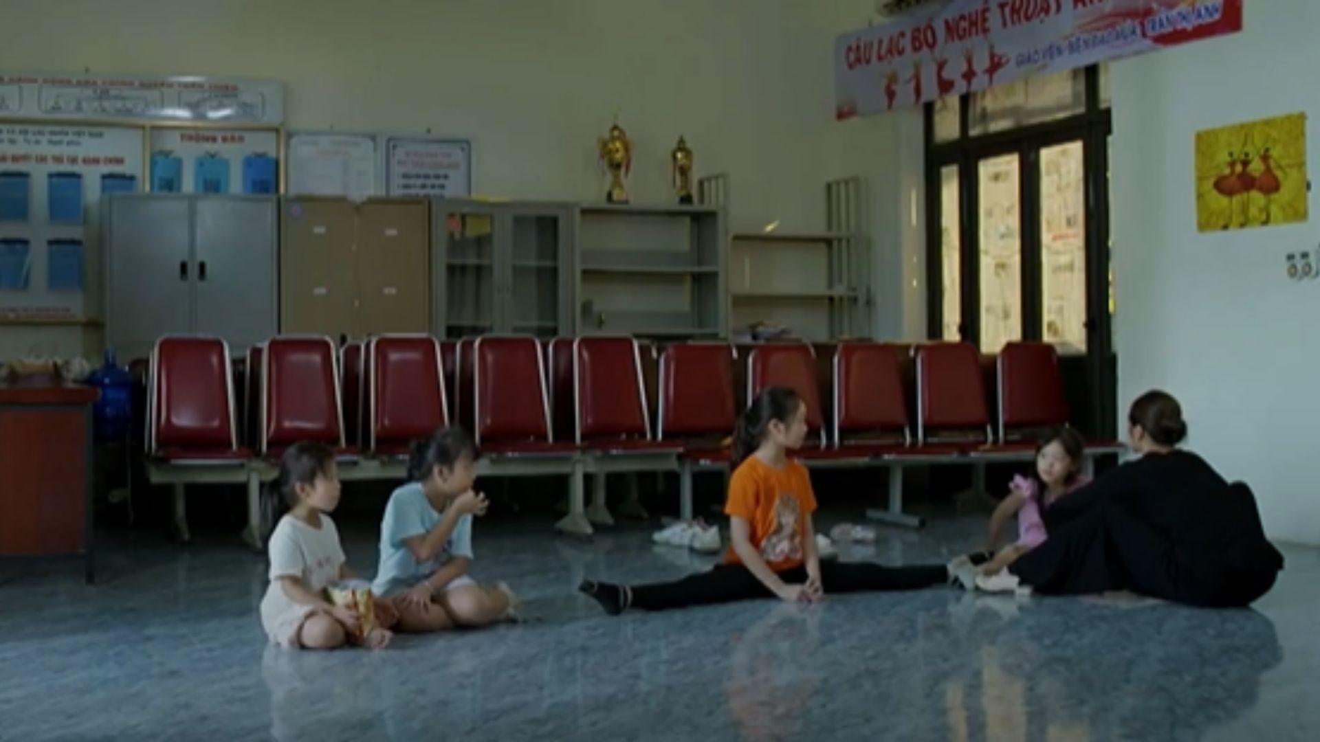 Đức ngồi giữa bếp, trải hóa đơn – sổ nhập hàng – danh sách đơn ra bàn, mắt nhìn chằm chằm một chi tiết bất thường như vừa chạm vào mấu chố