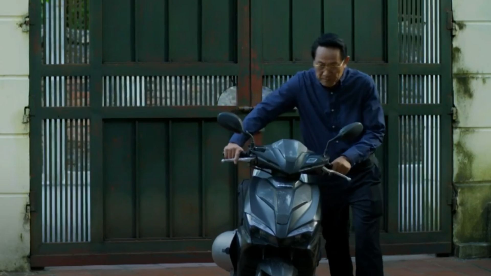 Sự tương phản giữa gian bếp ấm cúng của gia đình và vẻ hào nhoáng, công nghiệp của đối thủ mới