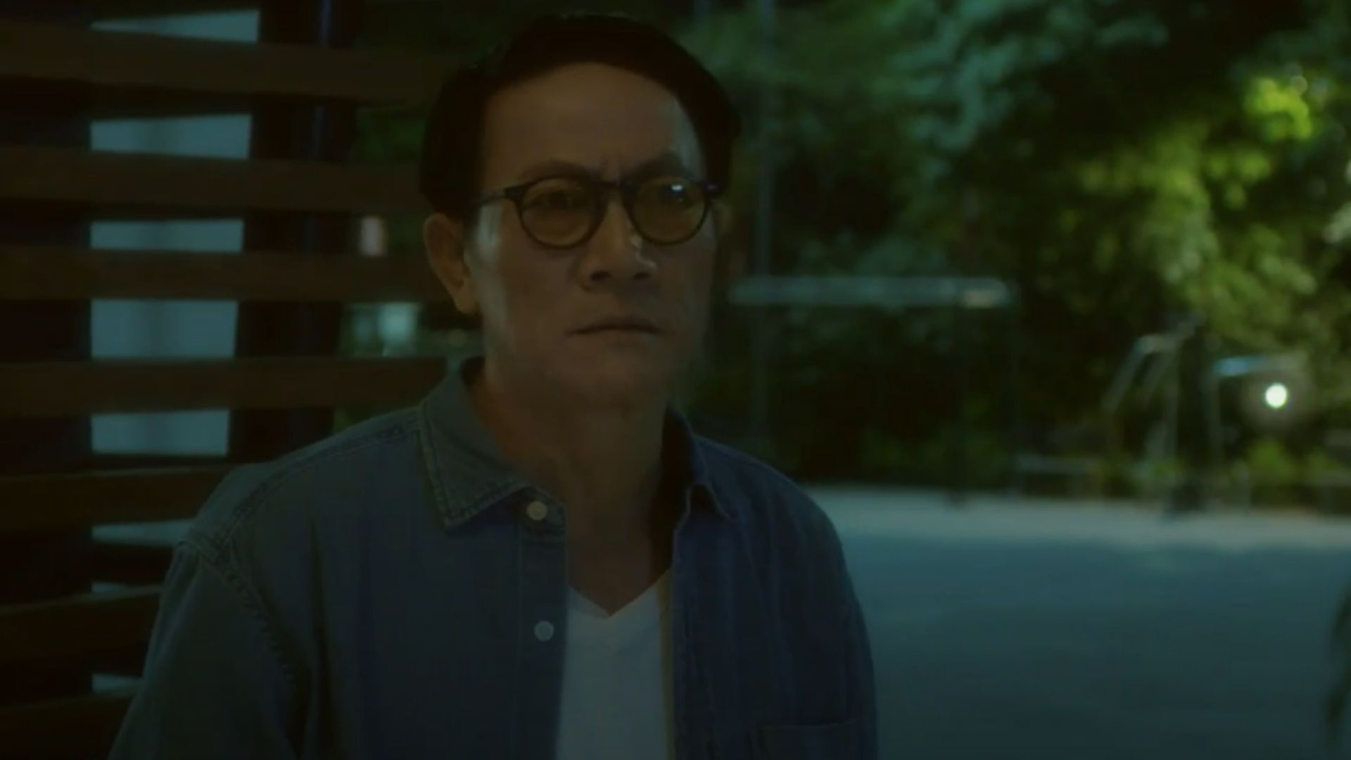 Bà Ánh tự tay kiểm tra từng mẻ nguyên liệu tươi ngon trước khi bắt đầu nổi lửa cho ngày mới