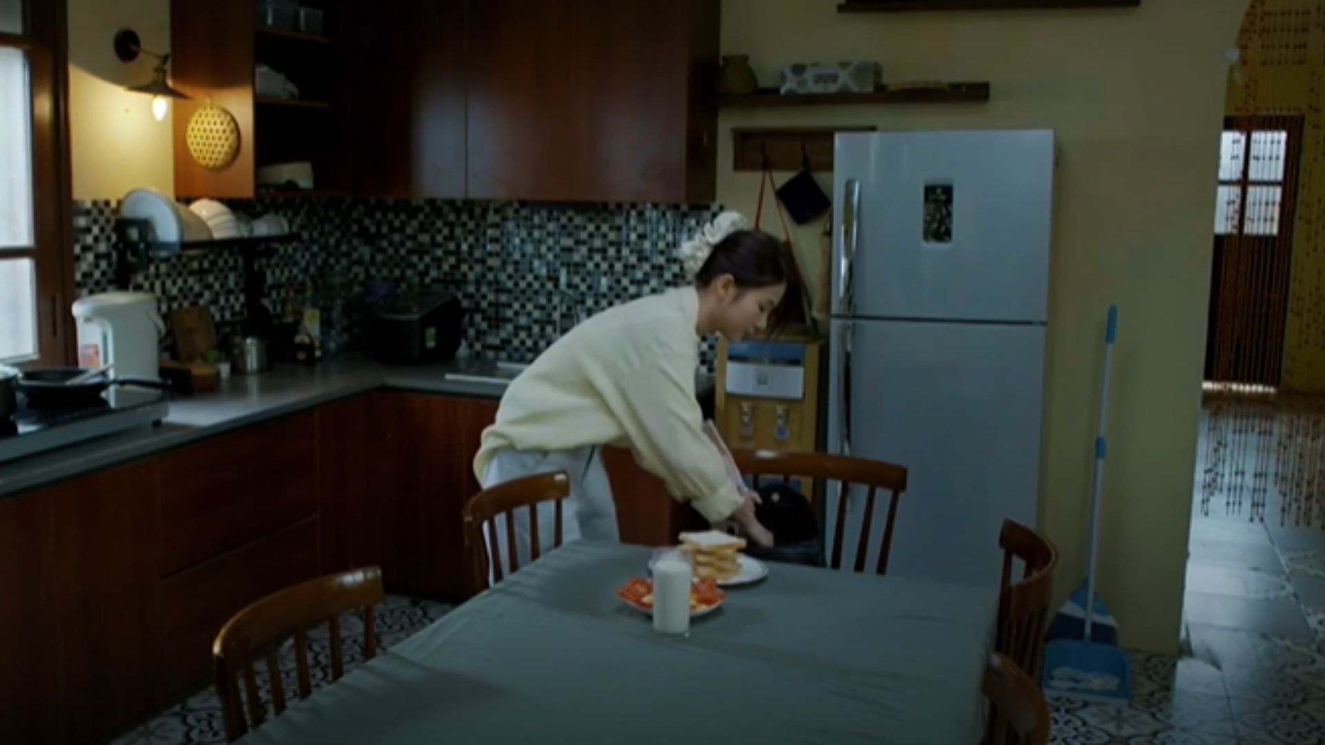 Cô con gái nỗ lực giới thiệu quy trình đóng gói chuẩn hóa, trực tiếp xây dựng niềm tin vững chắc với thực khách