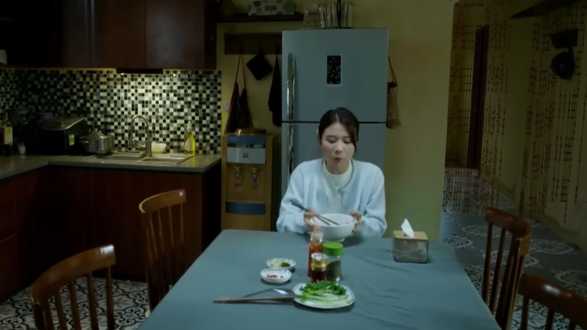 Bà Ánh trực tiếp trình bày quy trình chế biến dược thiện, nỗ lực thuyết phục đối tác về giá trị bền vững của tiệm cơm