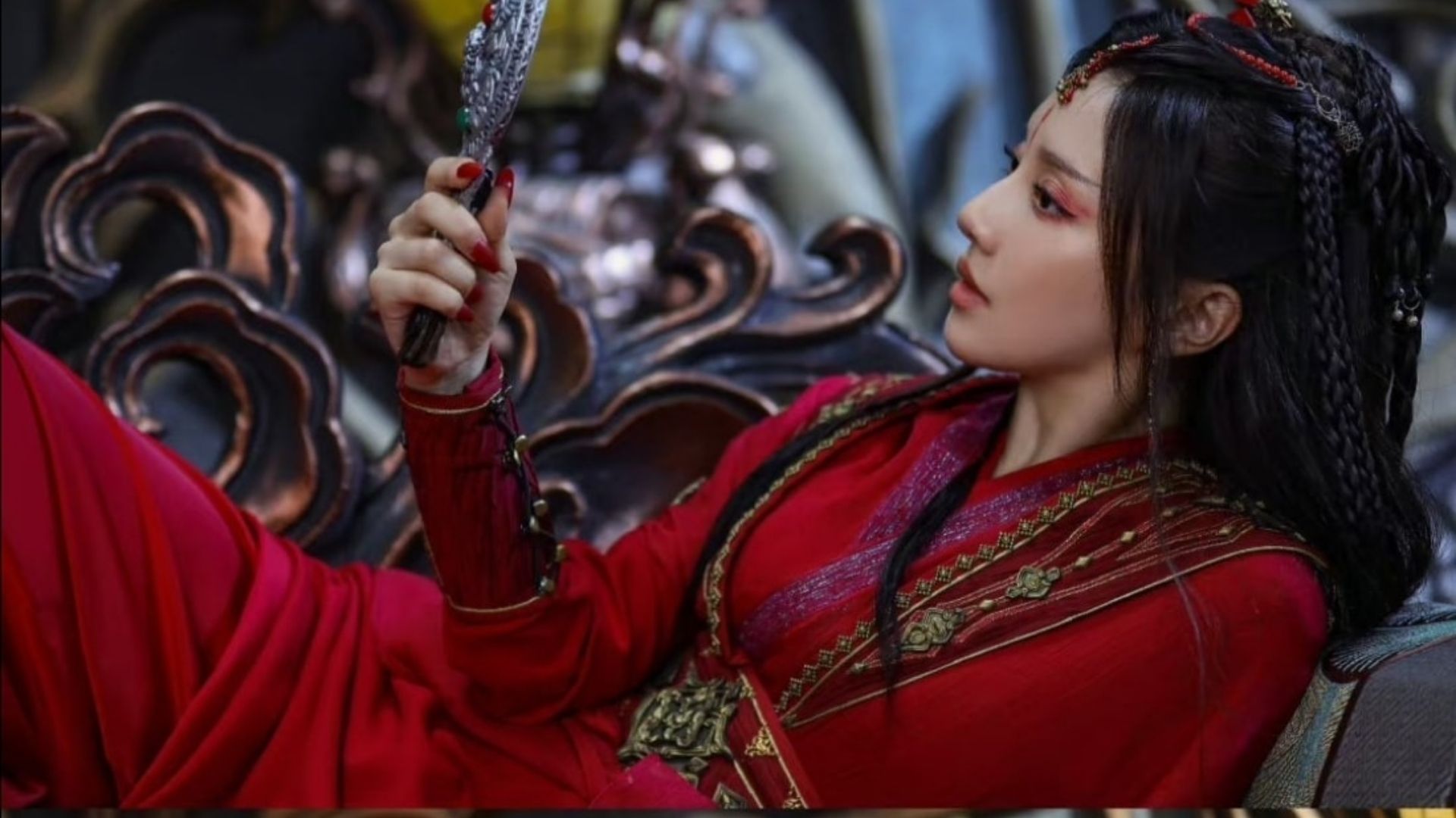 Lục Thiên Kiều với ánh mắt sắc lạnh nhưng đầy u uất đứng nhìn Tân Mi trong bộ hỷ phục đỏ rực giữa ranh giới ma giới và tiên giới