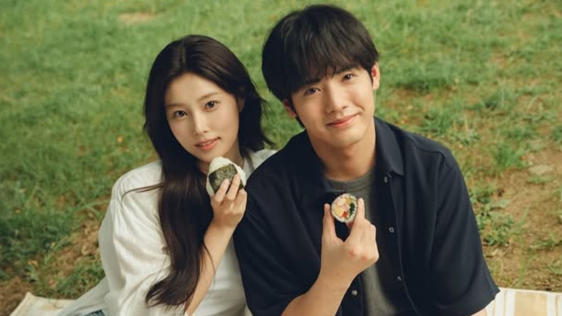 Hasegawa Taiga ngẩn ngơ trước nụ cười rạng rỡ của Park Rin khi cô lần đầu nếm thử món Onigiri do chính tay anh làm