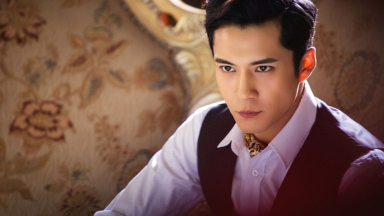 Hàn Đông Quân sở hữu ngoại hình nam tính, cuốn hút với gương mặt góc cạnh và đôi mắt biết diễn