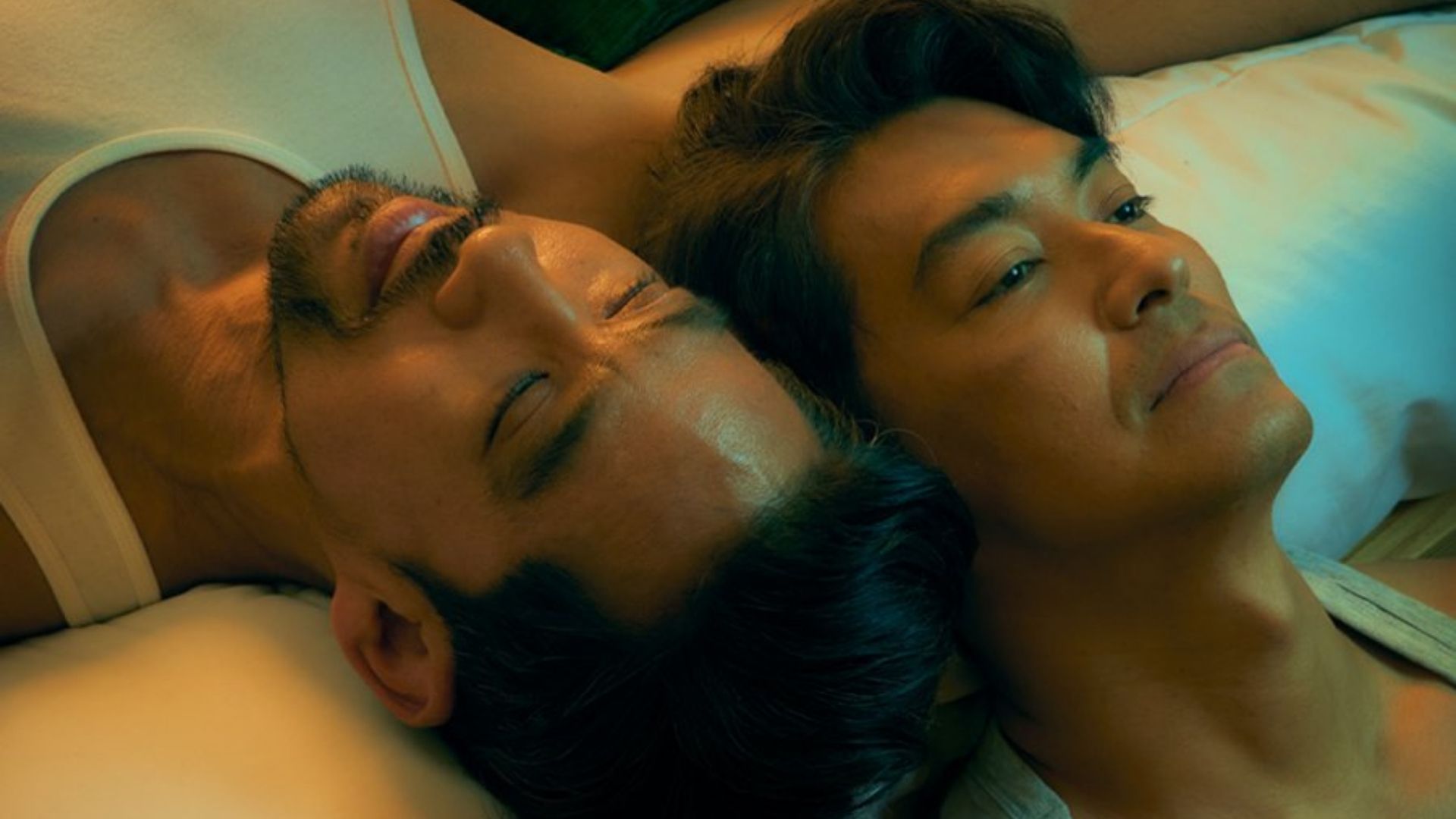 Nhóm bạn Chon, Thai và Nidnoi cùng ngồi lại bên Ohn, trở thành chỗ dựa vững chắc cho anh trong đêm tối cuộc đời