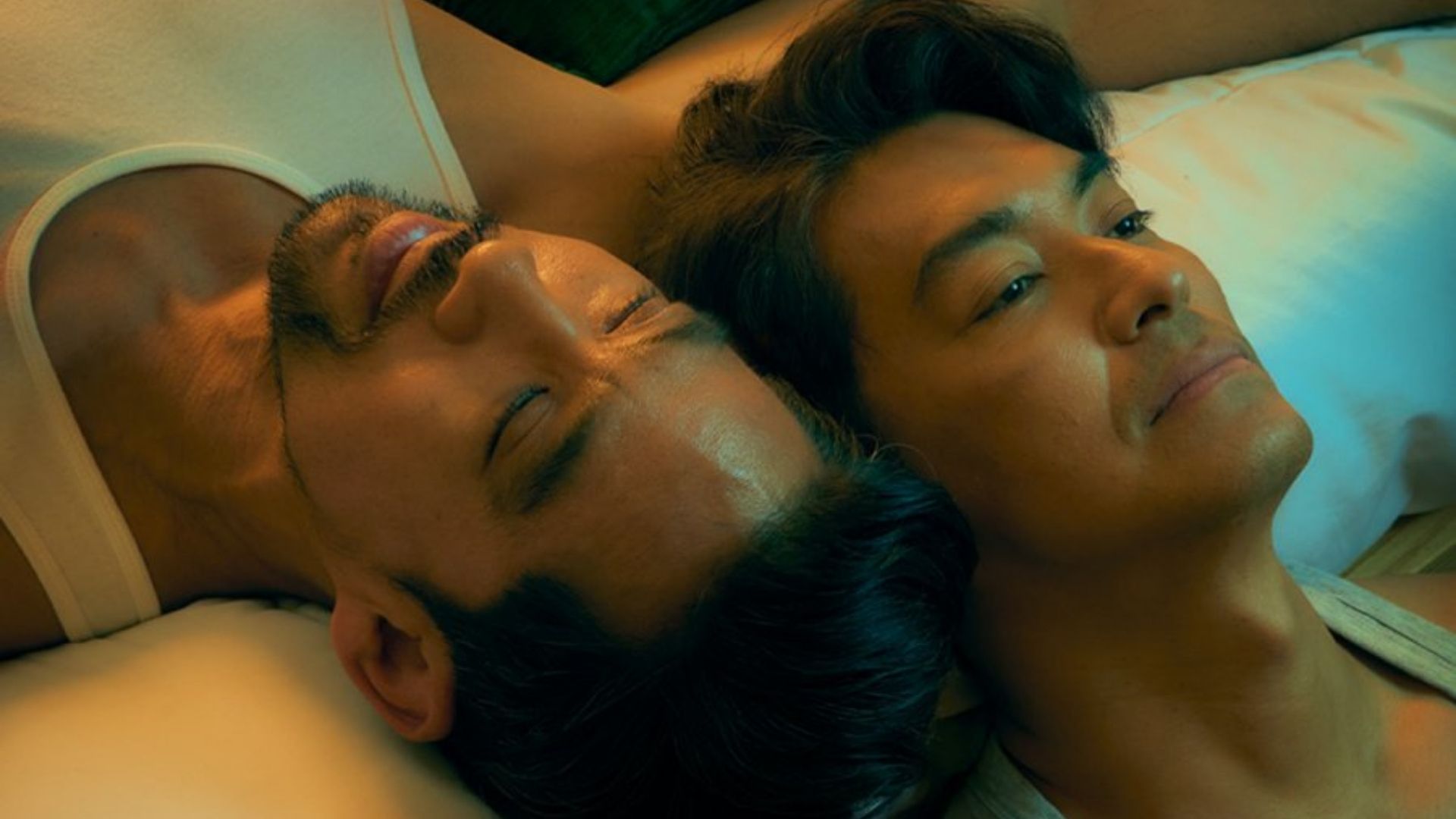 Nhóm bạn Chon, Thai và Nidnoi cùng ngồi lại bên Ohn, trở thành chỗ dựa vững chắc cho anh trong đêm tối cuộc đời