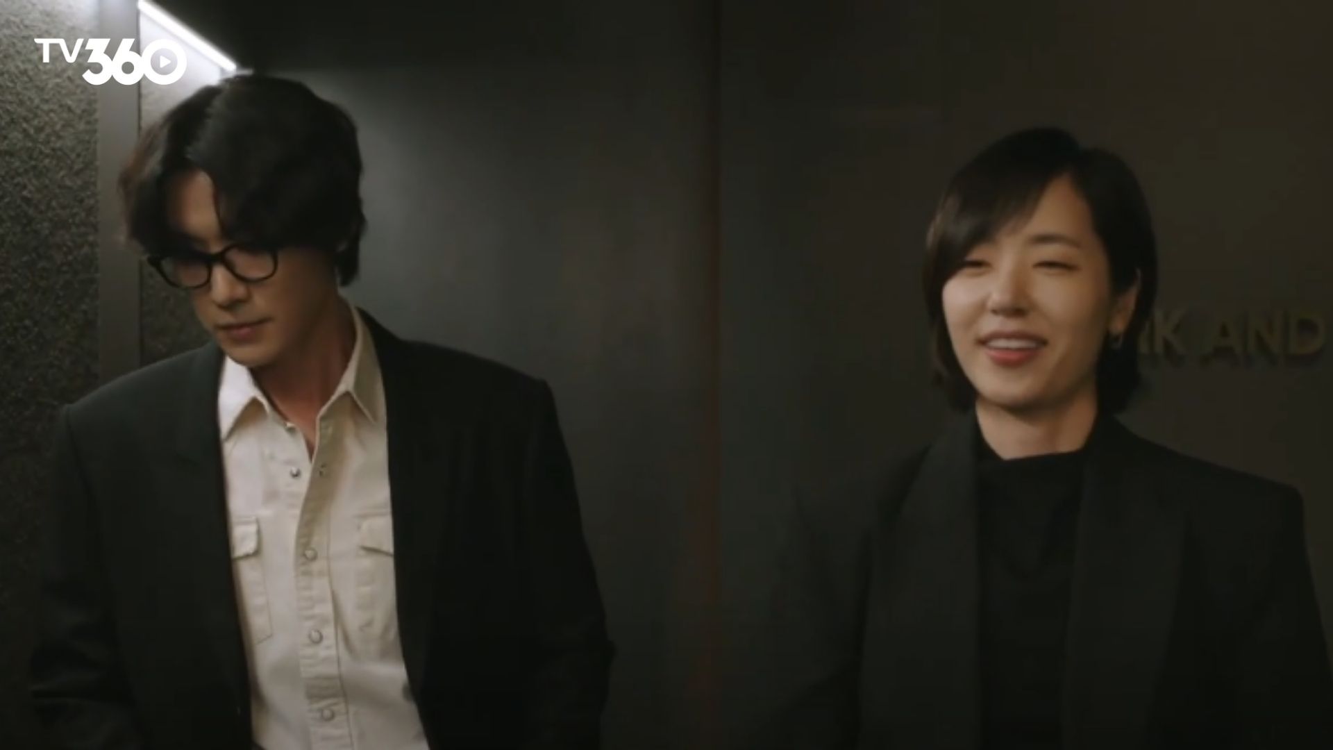 Minh hạnh phúc trao nhẫn cho Jun Gyeong giữa không gian ngập tràn ánh nến lung linh trong buổi tối cầu hôn lãng mạn