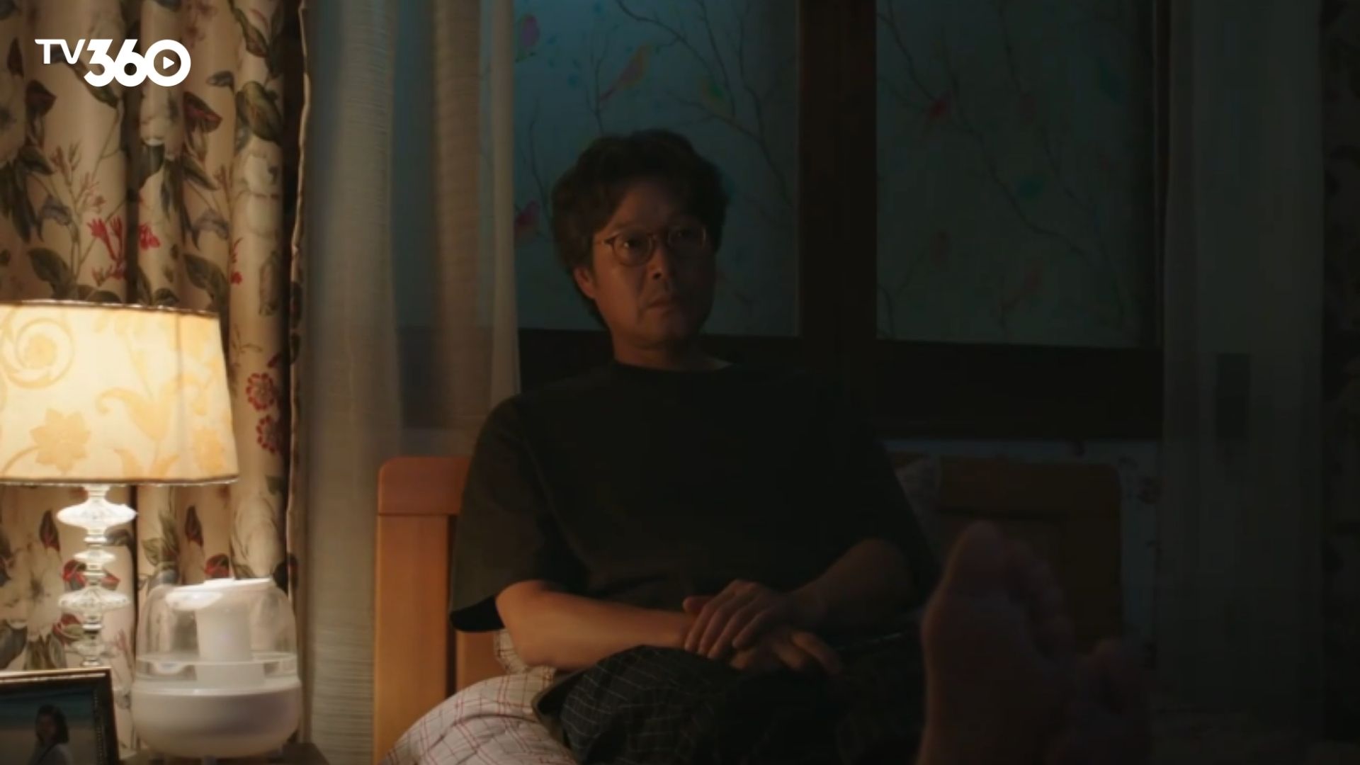 Minh trực tiếp trao nụ hôn ngọt ngào cho Jun Gyeong trong bộ váy cưới trắng tinh khôi, đánh dấu khởi đầu mới hạnh phúc của hai người