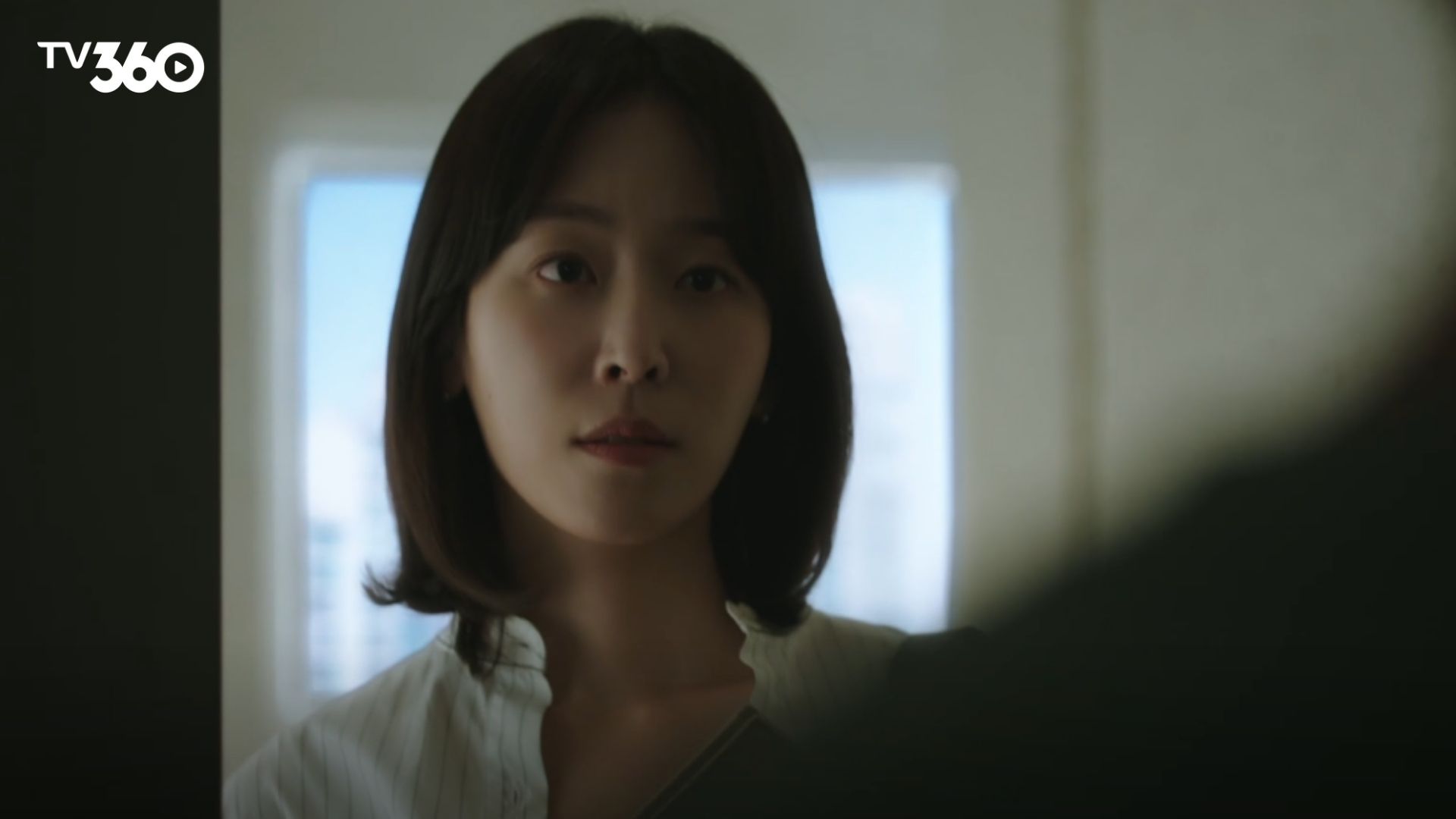 Ánh mắt đau đớn của Seo Jun Seo khi chứng kiến sự rạn nứt không thể hàn gắn của gia đình vì những toan tính ích kỷ của cha