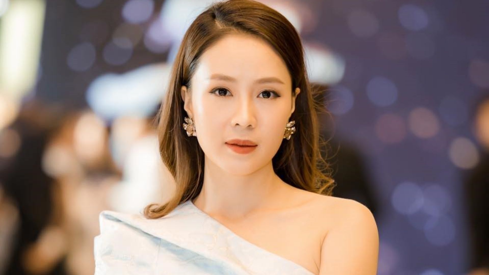 Diễn viên Hồng Diễm sở hữu vẻ đẹp mặn mà và phong thái thanh lịch