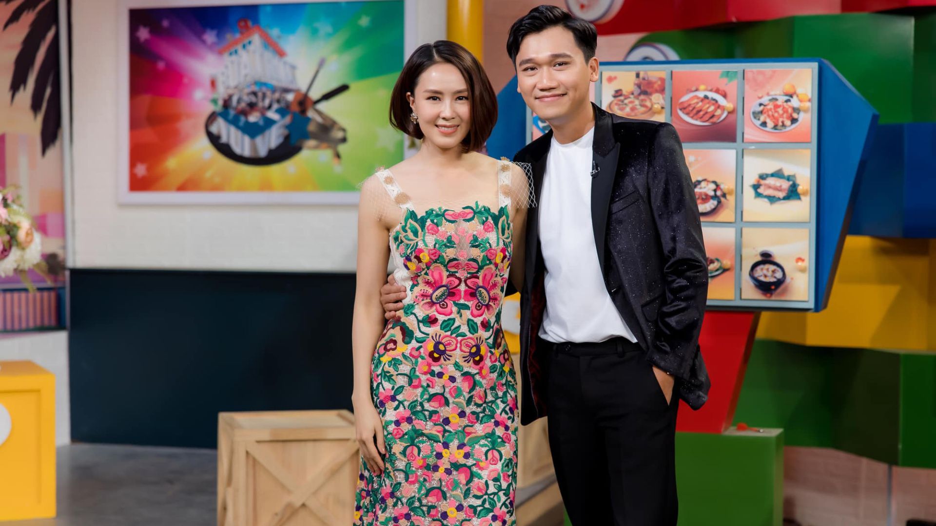 Nữ diễn viên Hồng Diễm rạng rỡ trong chương trình Bữa trưa vui vẻ