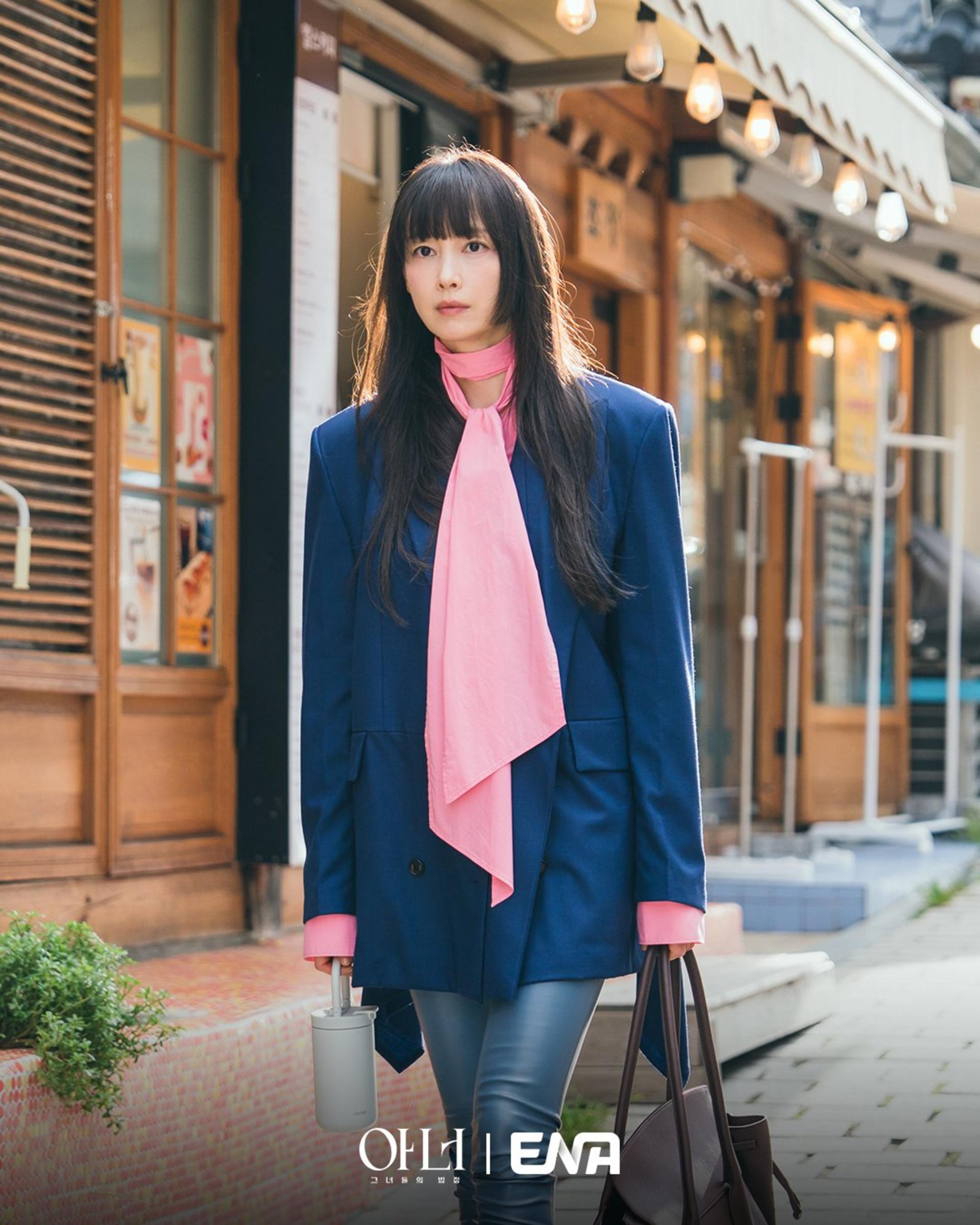 Lee Na Young vai Yoon Ra Young (Luật sư ngôi sao)