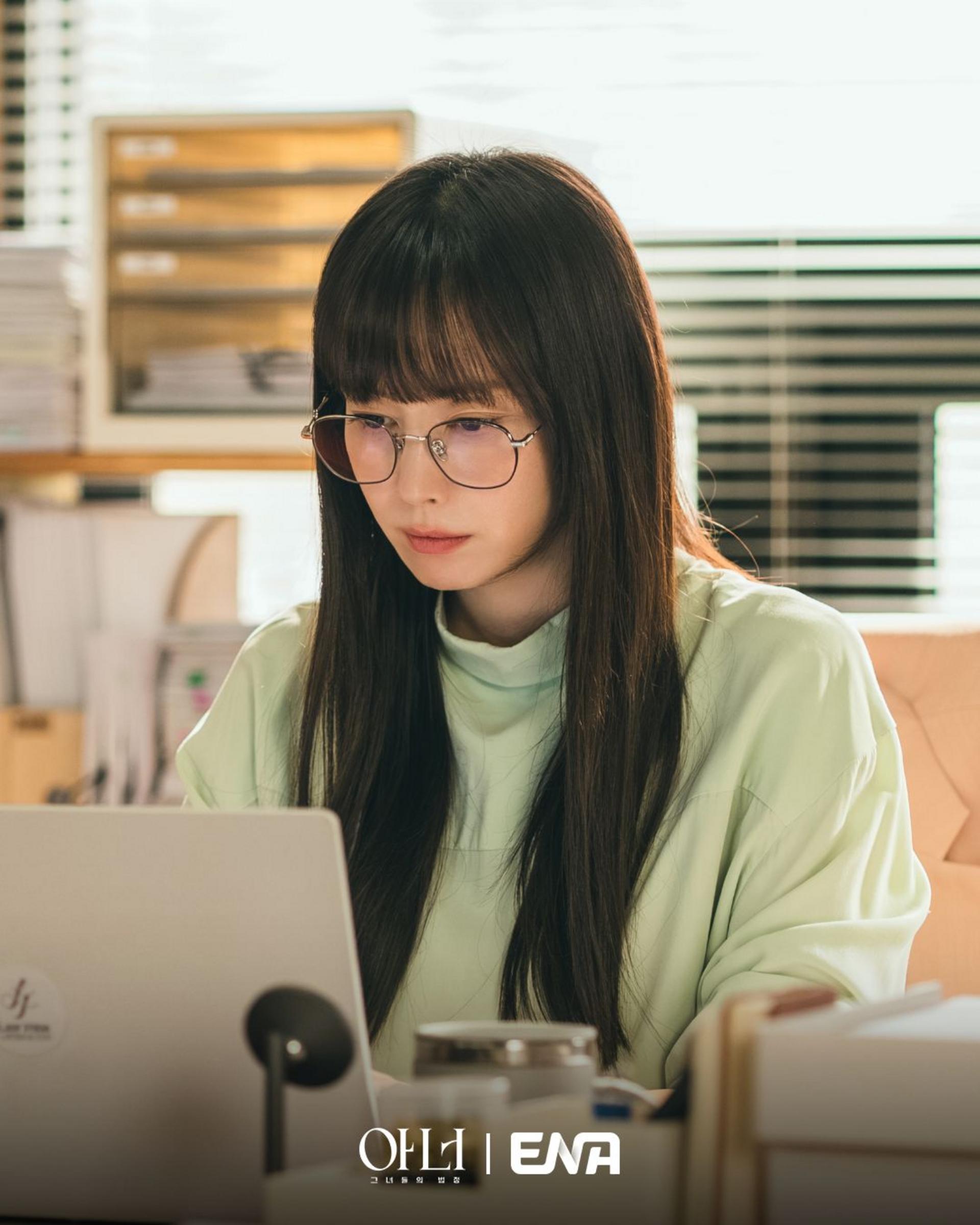 Yoon Ra Young hào nhoáng bên ngoài, tổn thương sâu kín bên trong