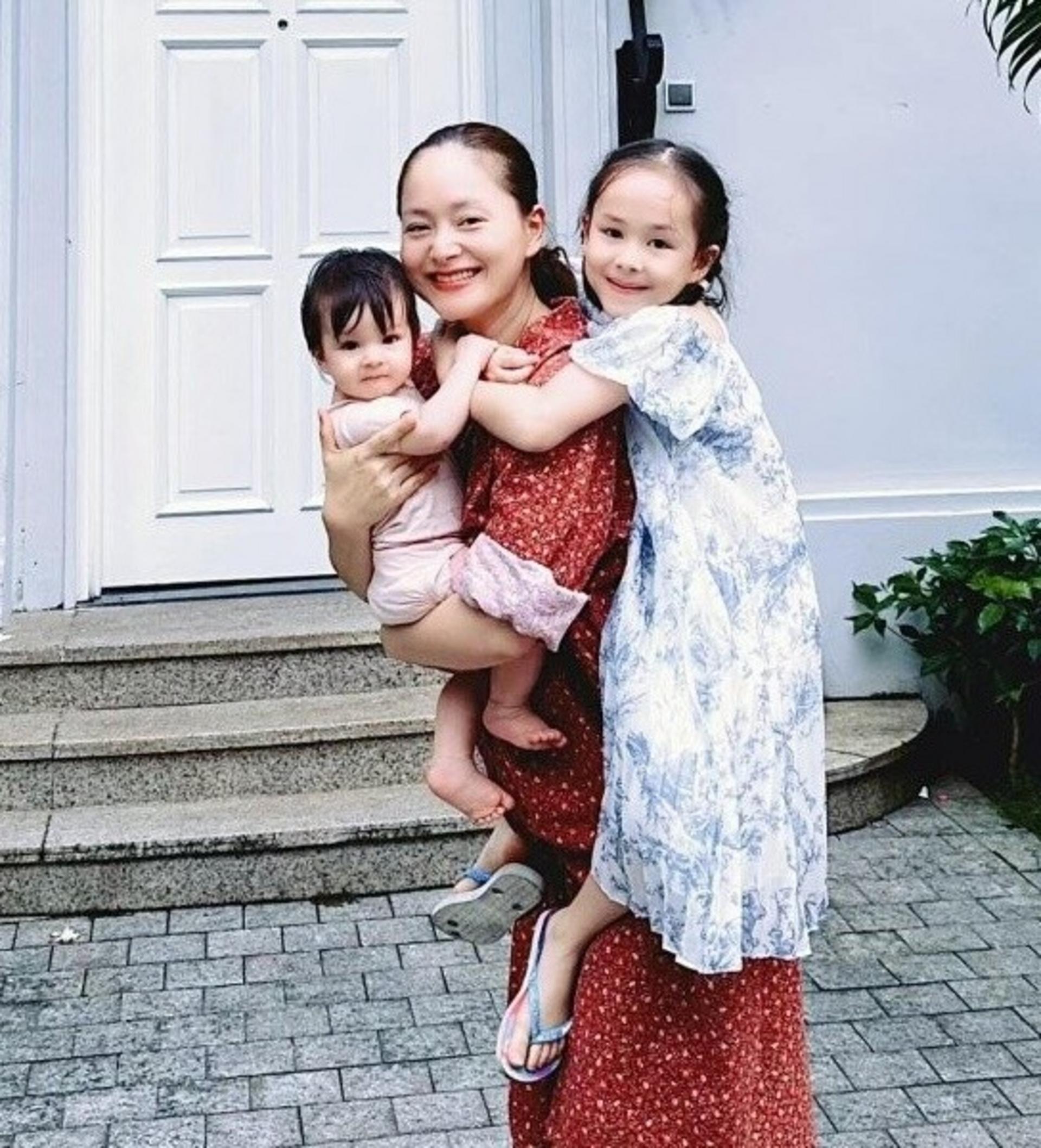  Lan Phương hạnh phúc cùng 2 con gái nhỏ