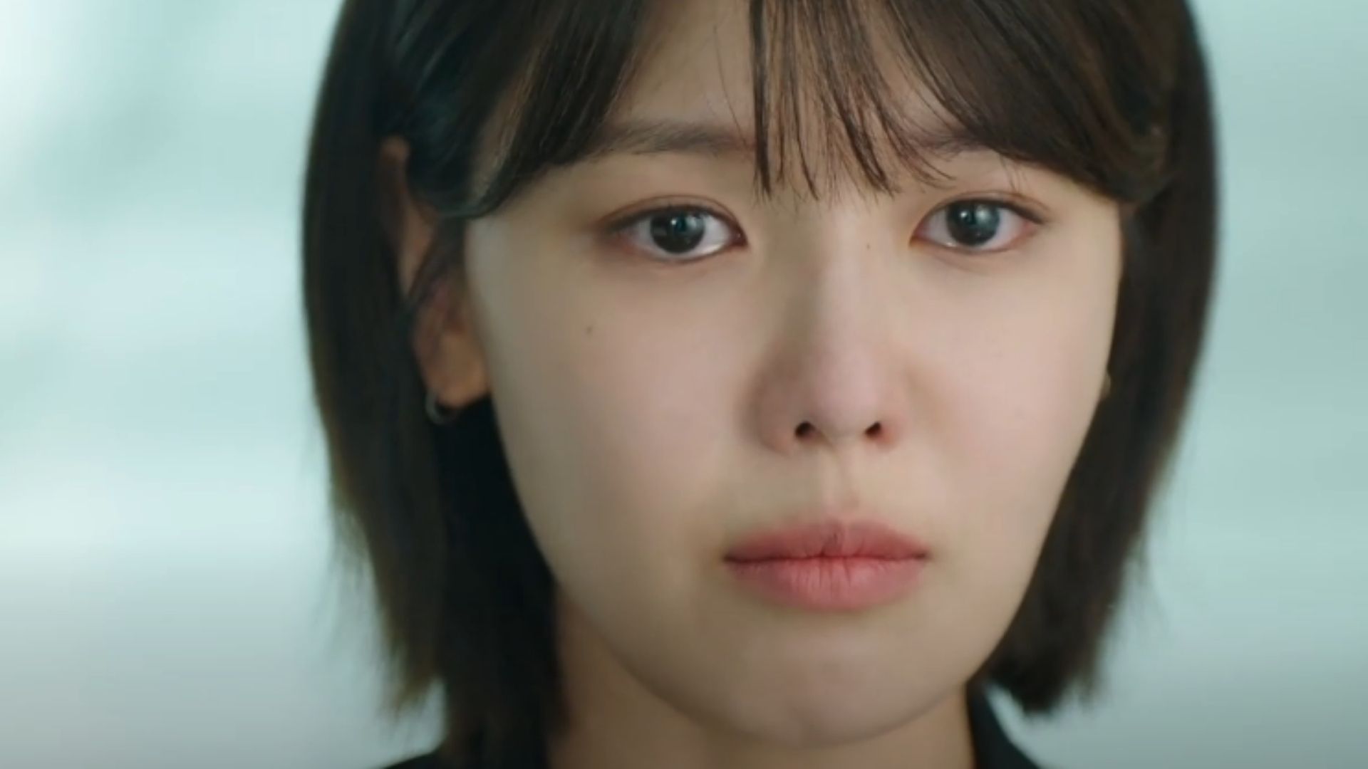 Do Ra-ik nhìn thẳng vào mắt Se-na với nụ cười ngạo nghễ thường thấy trên sân khấu, nhưng lần này là để thách thức sự thật mà cô đang nắm giữ