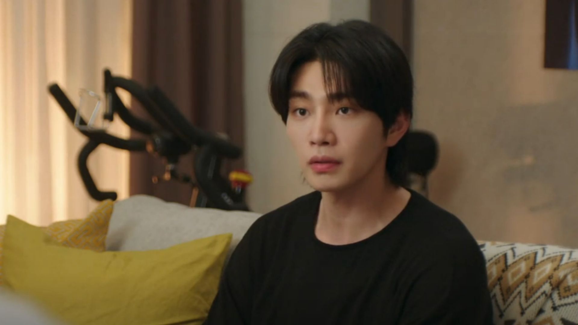 Se-na lặng lẽ tháo bỏ chiếc huy hiệu Gold Boys từng trân trọng sau lớp áo luật sư, ánh mắt cô hiện lên sự kiên định của một "luật sư cho những kẻ phản diện"