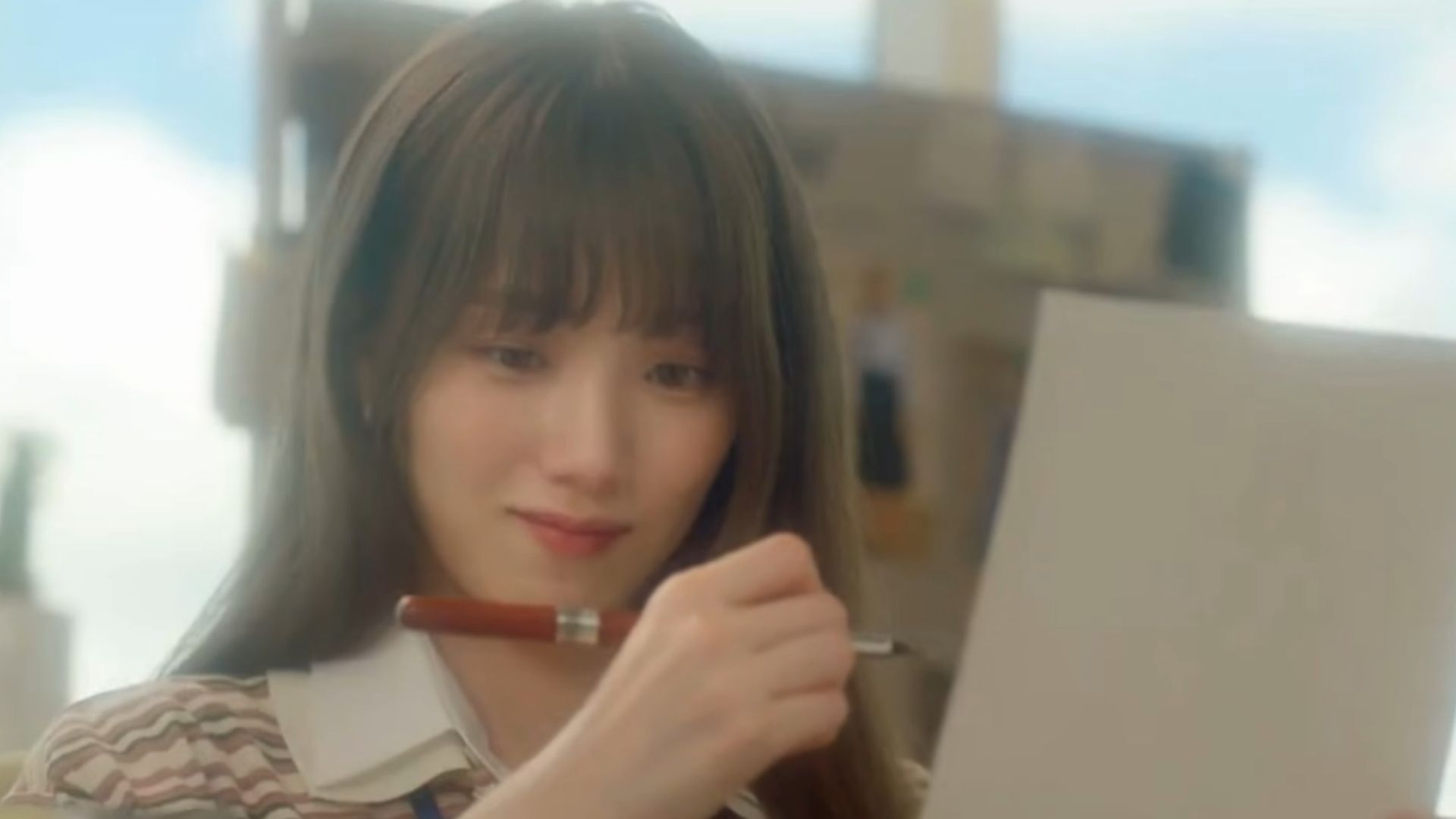 Sunwoo Chan và Song Ha Ran đứng lặng yên giữa phố đông, ánh mắt họ giao nhau như báo hiệu cho một khởi đầu rực rỡ và đầy hy vọng