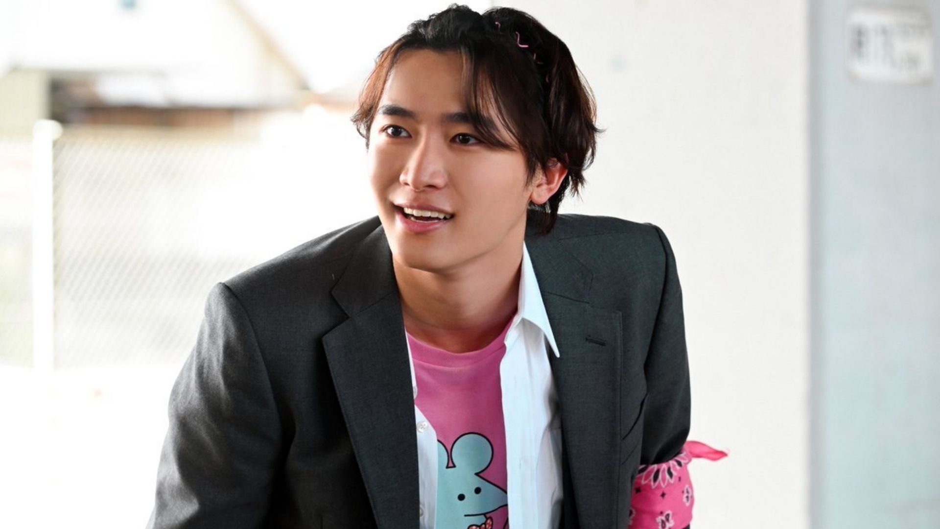 Khoảnh khắc Kishi Naito nhẹ nhàng băng bó cho Toru khiến bầu không khí giữa hai người trở nên ngọt ngào kỳ lạ