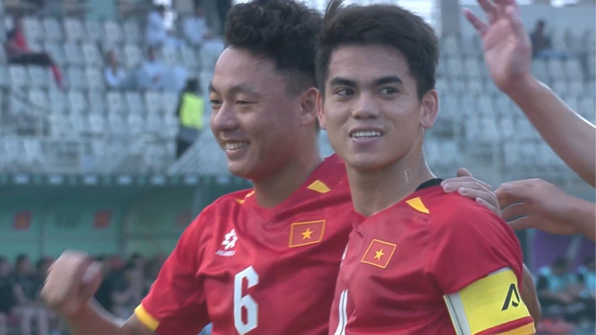 Khuất Văn Khang ghi bàn mở tỉ số