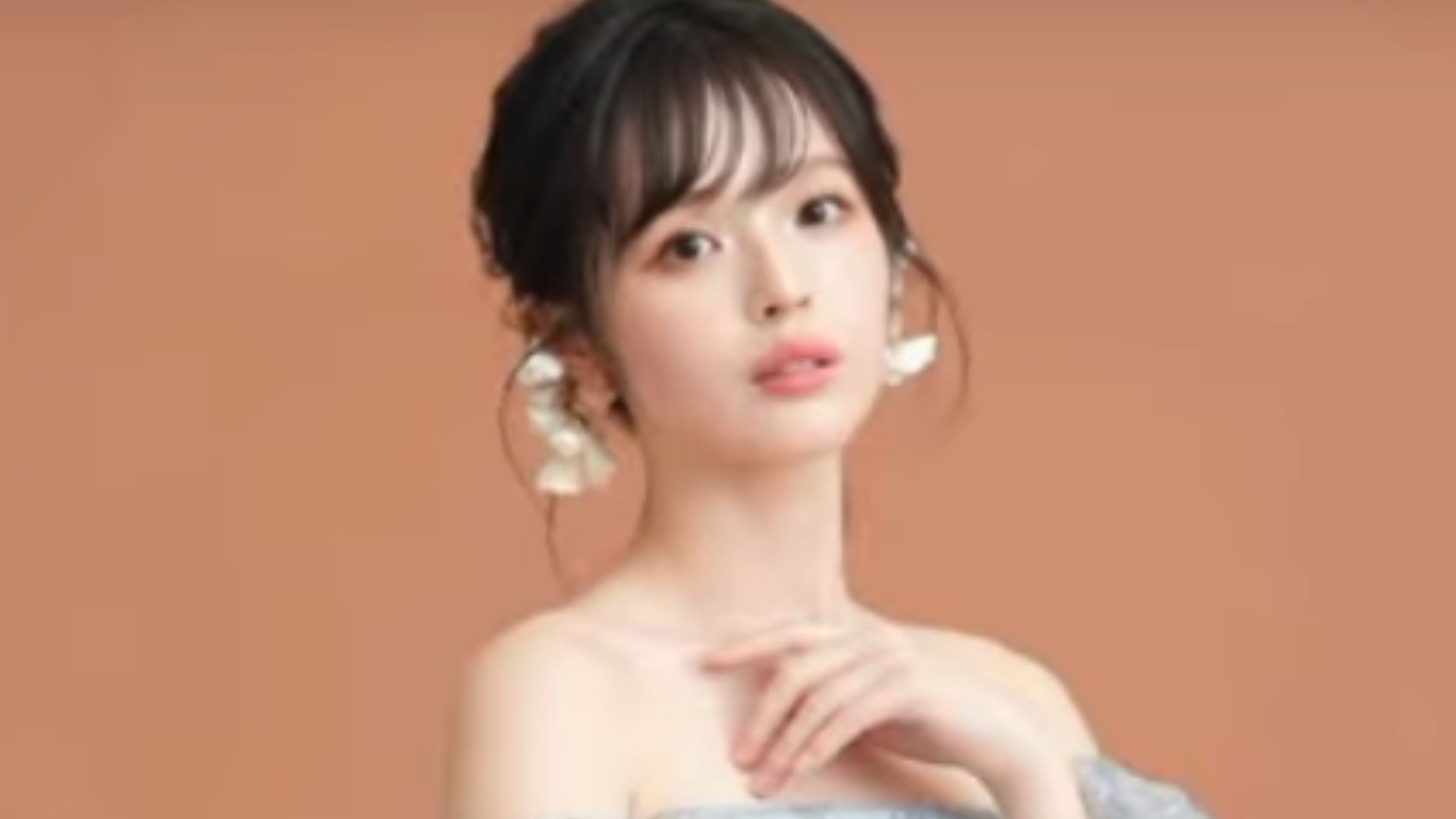 Kurosaki Ayato nghiêm túc học cách làm onigiri dưới sự hướng dẫn đầy bối rối của Shirase Koharu tại căn bếp nhỏ của gia đình