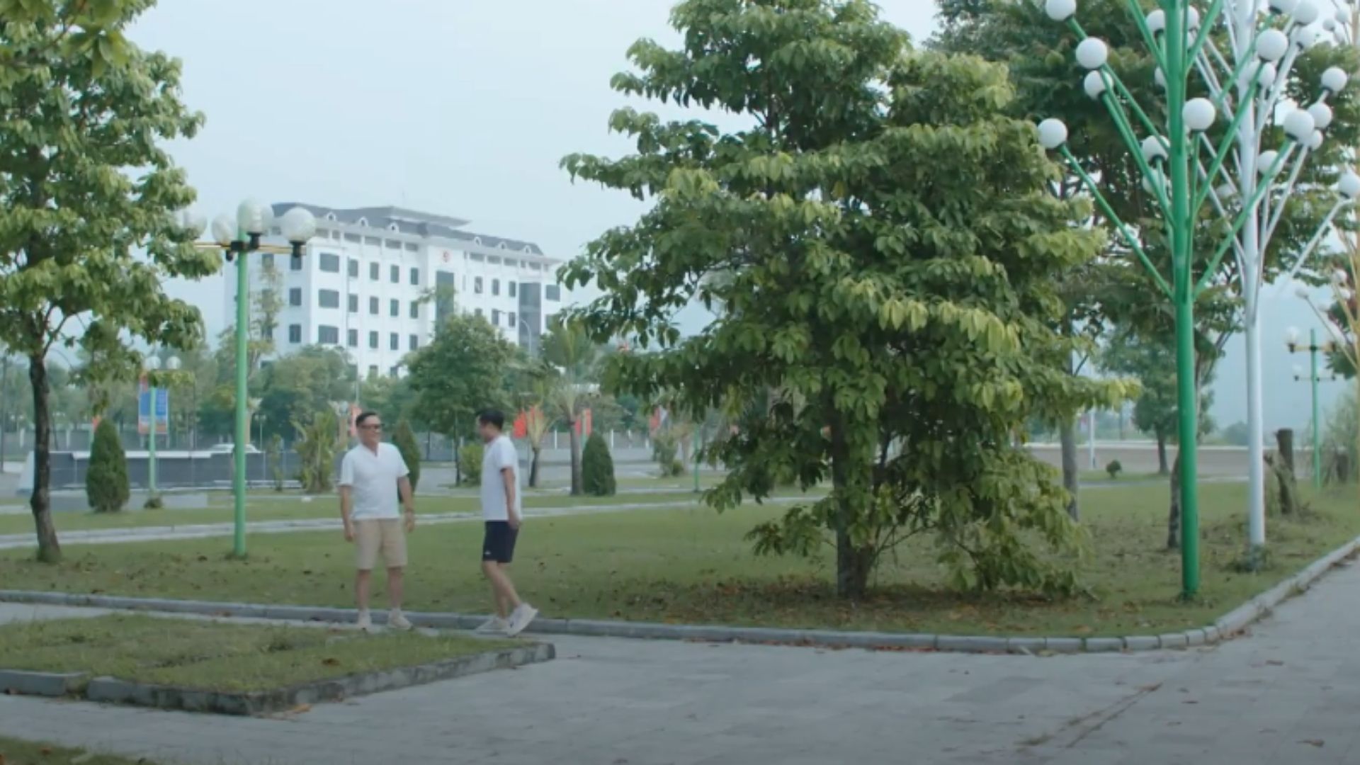 Lê Đình Sách trầm tư nhưng kiên định đưa ra quyết định thanh lọc triệt để những cán bộ thoái hóa biến chất