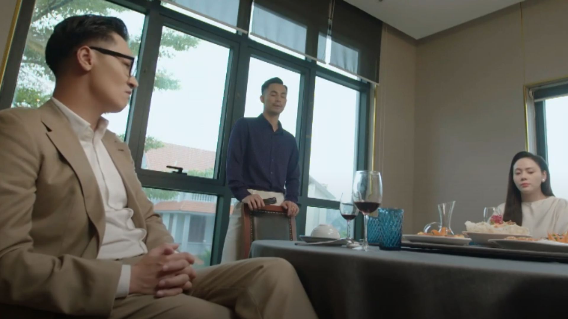 Phạm Ngọc Triển cúi đầu thừa nhận hành vi sai phạm khi đứng trước những chứng cứ không thể chối cãi tại vành móng ngựa