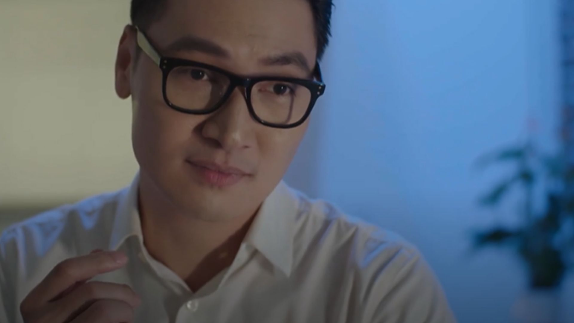 Bùi Hằng Thu tập trung cao độ bên bản đồ tác chiến, chỉ đạo lực lượng kiểm sát vây ráp vùng biên giới phía Tây