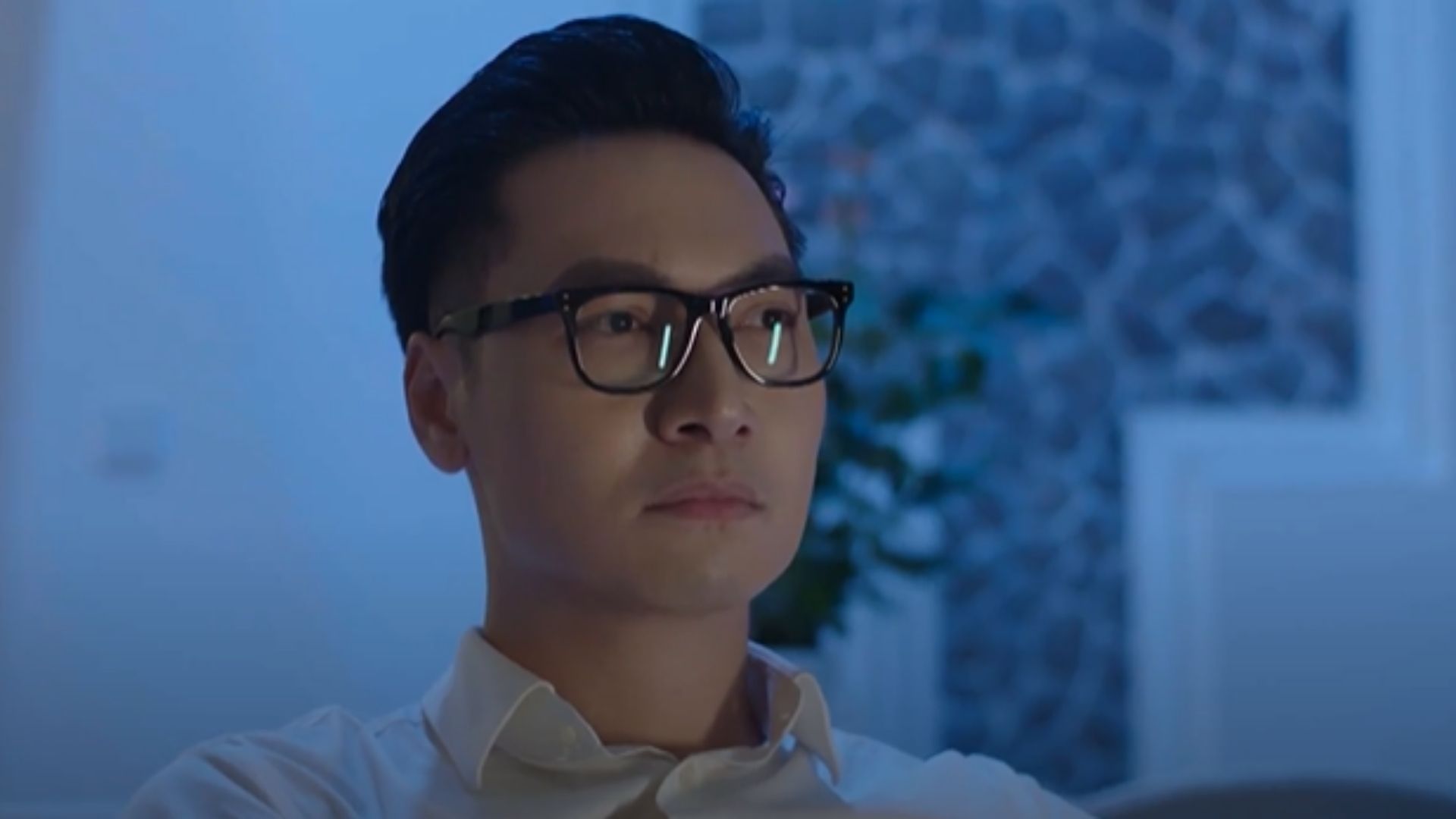 Bùi Hằng Thu tập trung cao độ bên bản đồ tác chiến, chỉ đạo lực lượng kiểm sát vây ráp vùng biên giới phía Tây