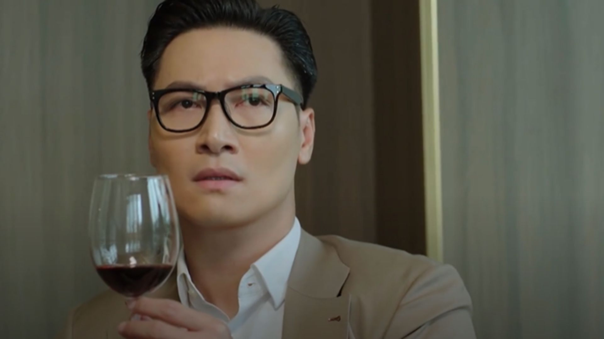 Bùi Hằng Thu tập trung cao độ bên hồ sơ quỹ đen, chuẩn bị cho đòn kết liễu cuối cùng nhắm vào kẻ chủ mưu giấu mặt