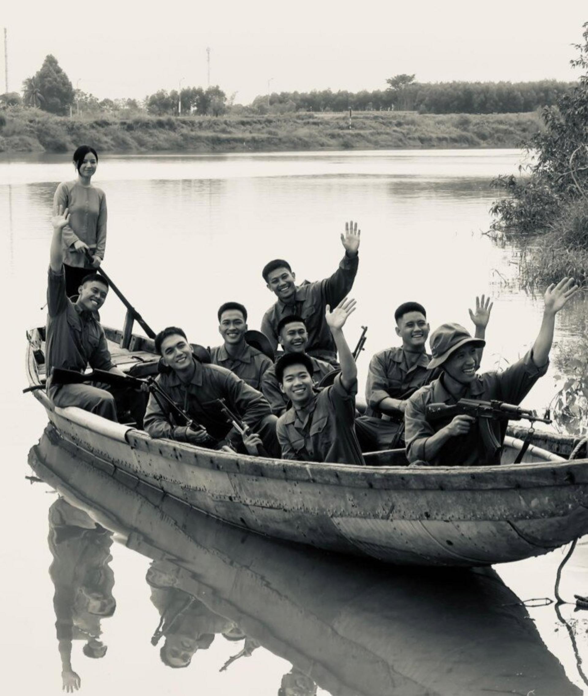 Nữ diễn viên vào vai cô gái lái đò đưa các chiến sĩ vượt sông trong phim “Mưa đỏ”