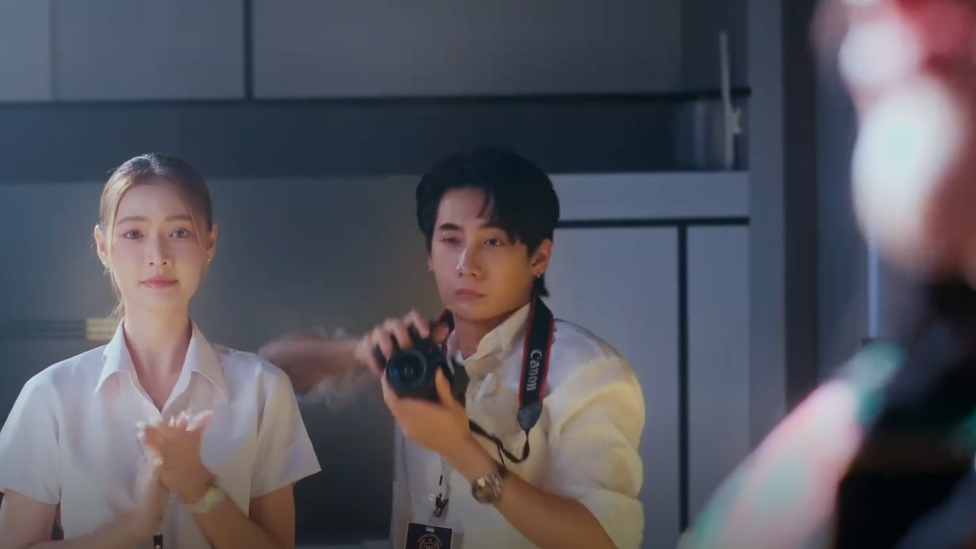 Jane nghẹn ngào nhìn chiếc khăn ấm mà Dai để lại, bắt đầu nhận ra sự thật đằng sau những hành động thầm lặng của anh