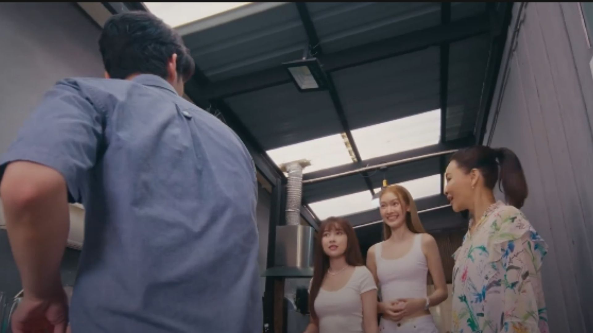 Jane bàng hoàng nhận ra tình yêu chân thành của Dai sau khi nhìn thấy bức chân dung đầy tình tứ tại phòng mỹ thuật