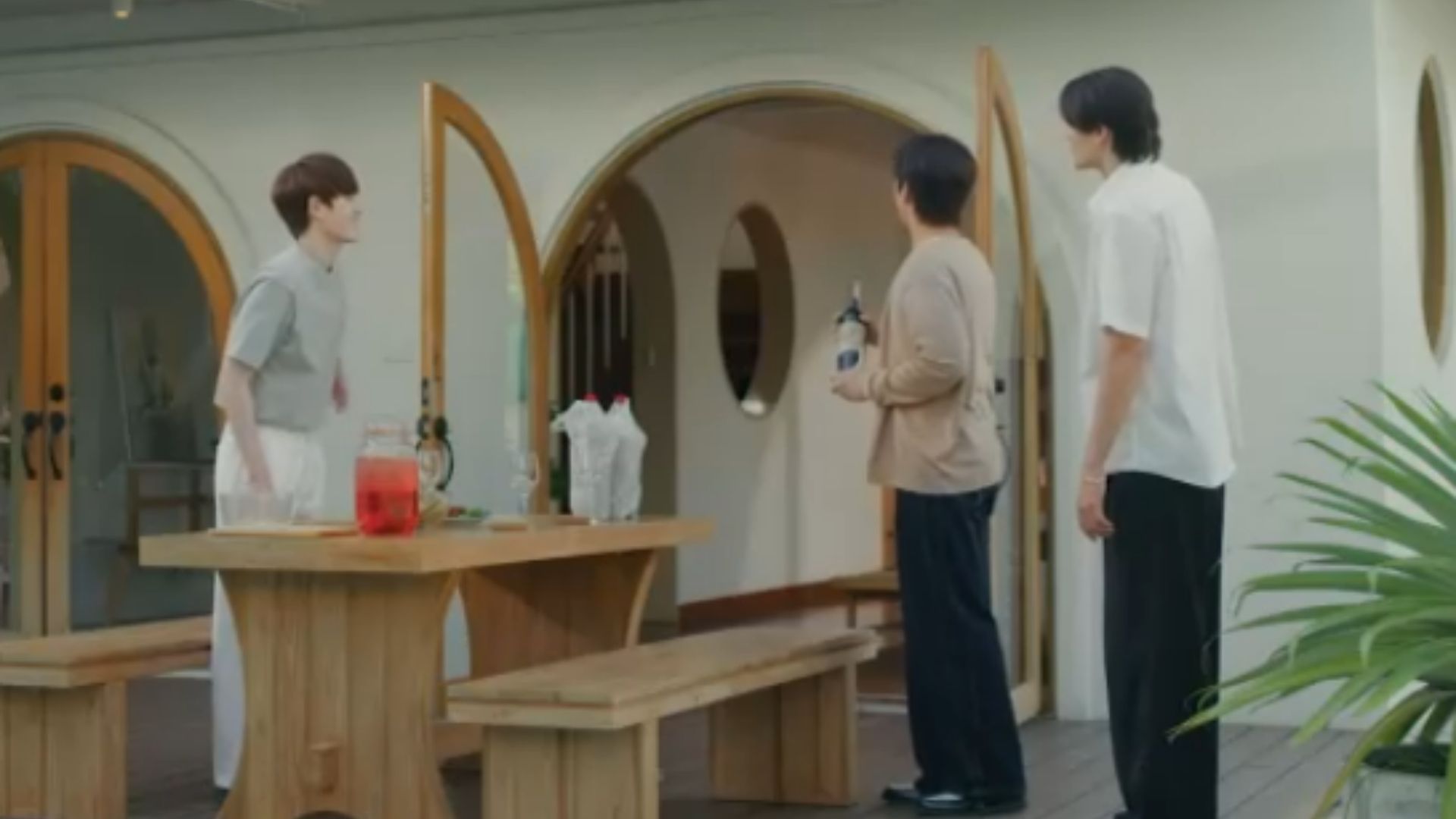 Kim Jojo cảm động trước sự che chở của cả hai người bạn giữa lúc bị toàn trường quay lưng