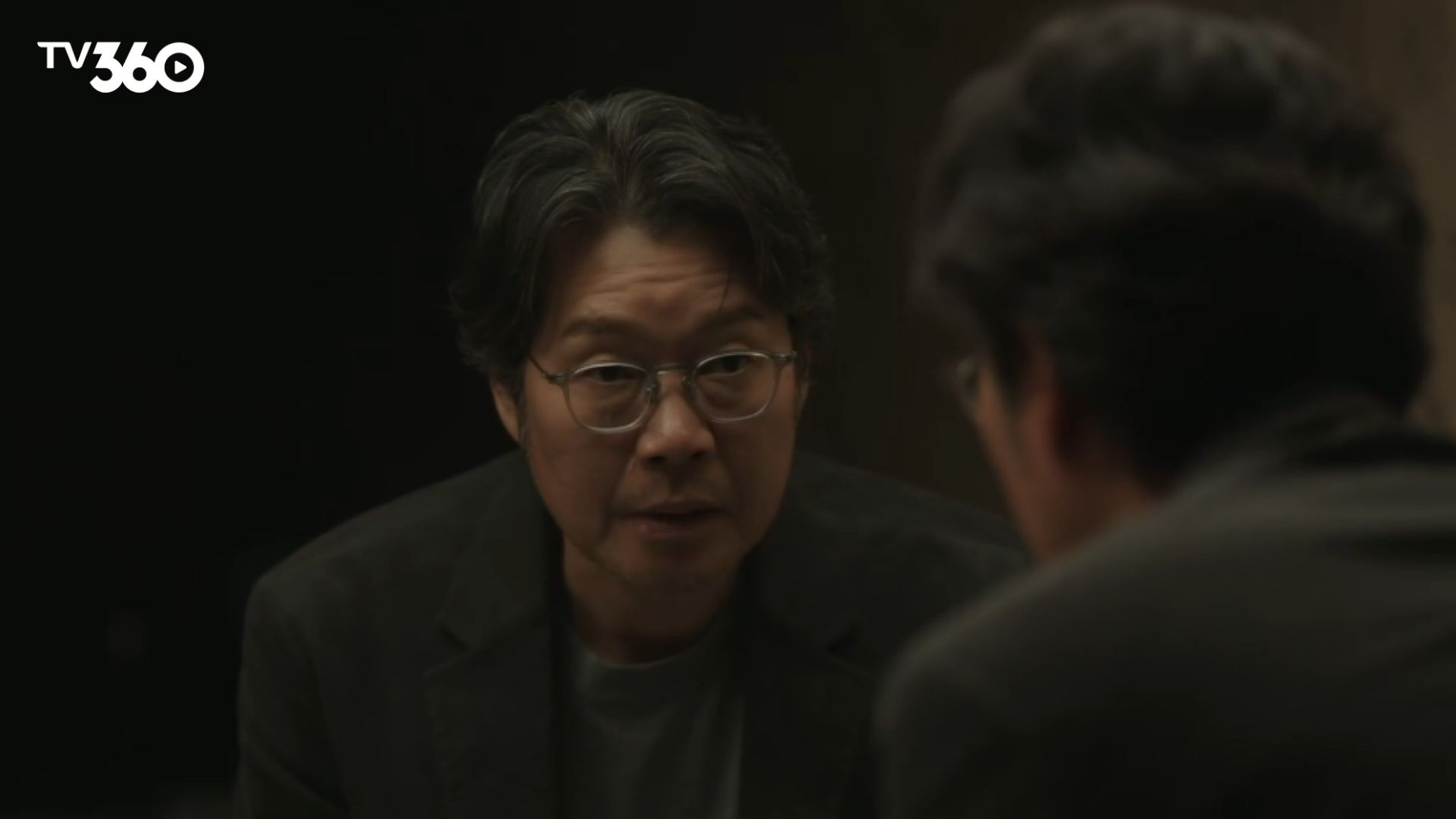 Seo Jun Seo lặng lẽ rà soát lại các tài liệu cũ, quyết tâm tìm ra sự thật để giải phóng chị gái khỏi nỗi ám ảnh quá khứ