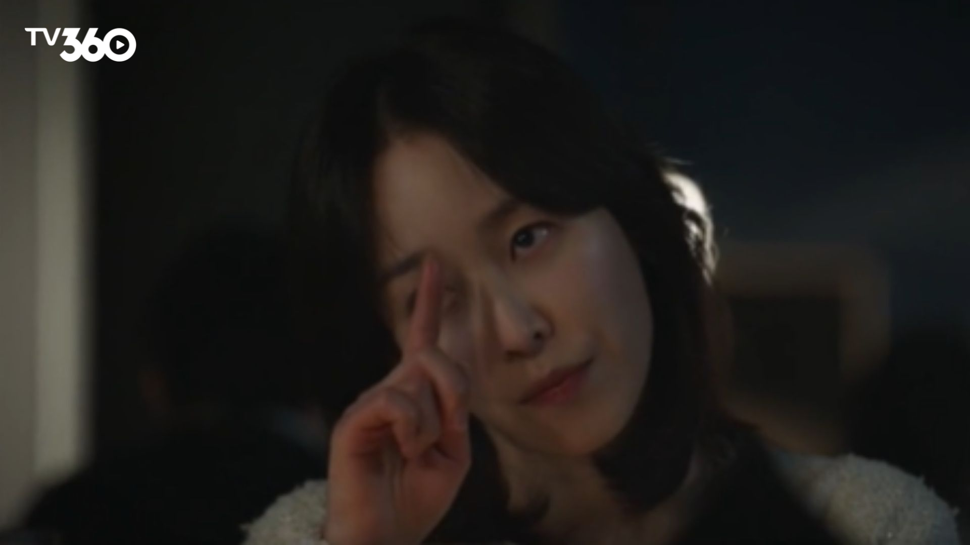 Im lặng bao trùm, cảm xúc nhen nhóm, khoảng cách hình thành