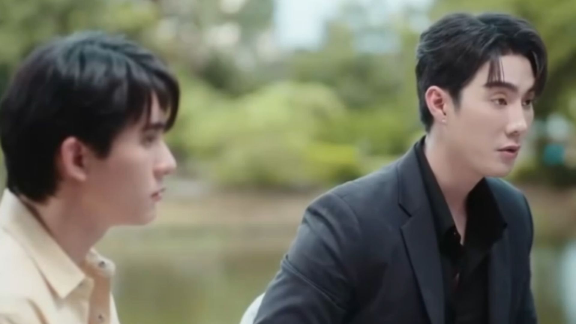 Phuwin lặng lẽ tựa đầu vào vai Botphleng giữa không gian tĩnh lặng, tìm kiếm một chút bình yên trước khi đối mặt với cơn bão sắp tới