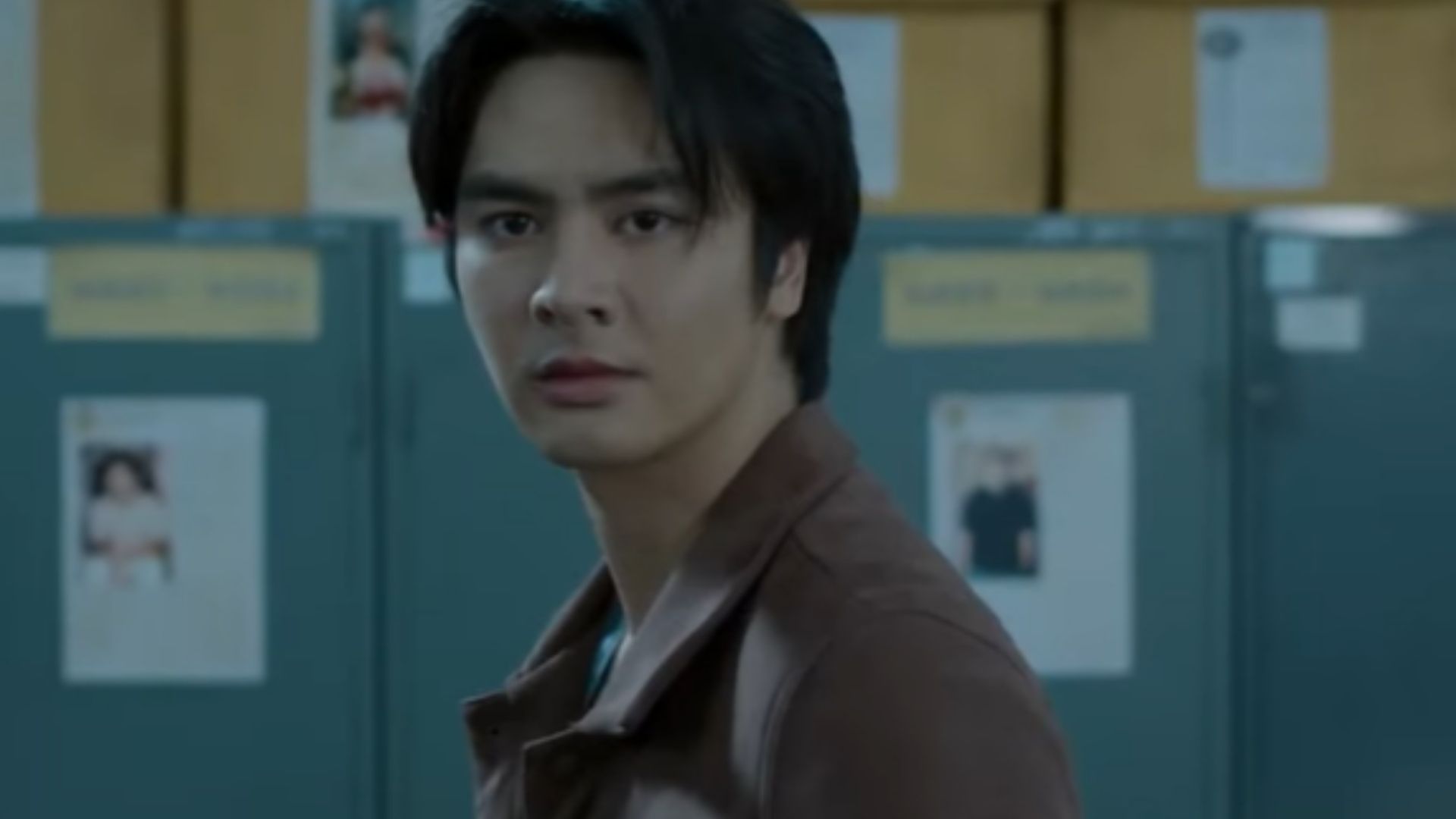 Nhóm nhân vật chính ngỡ ngàng khi bước qua ranh giới để tiến vào "Ngôi làng ma" đầy u uất