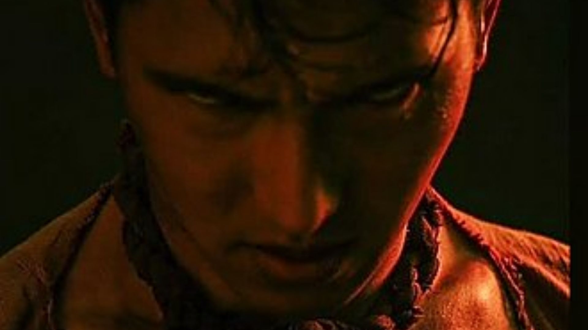 Julie lặng lẽ quan sát cuộc điều tra của David Flynn từ ban công với ánh mắt tràn đầy sự đe dọa thầm lặng