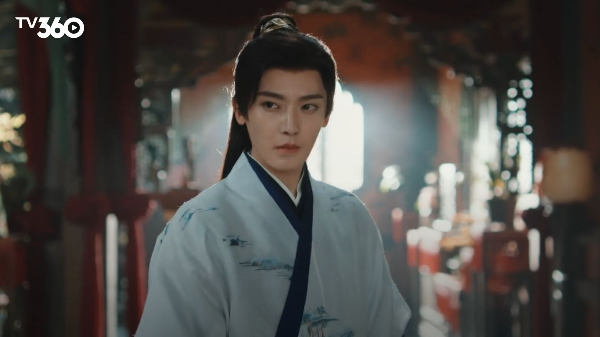 Vinh Thiện Bảo bình tĩnh đối mặt với lính triều đình, dùng bản lĩnh để che chở cho gia nhân và sản nghiệp Vinh gia