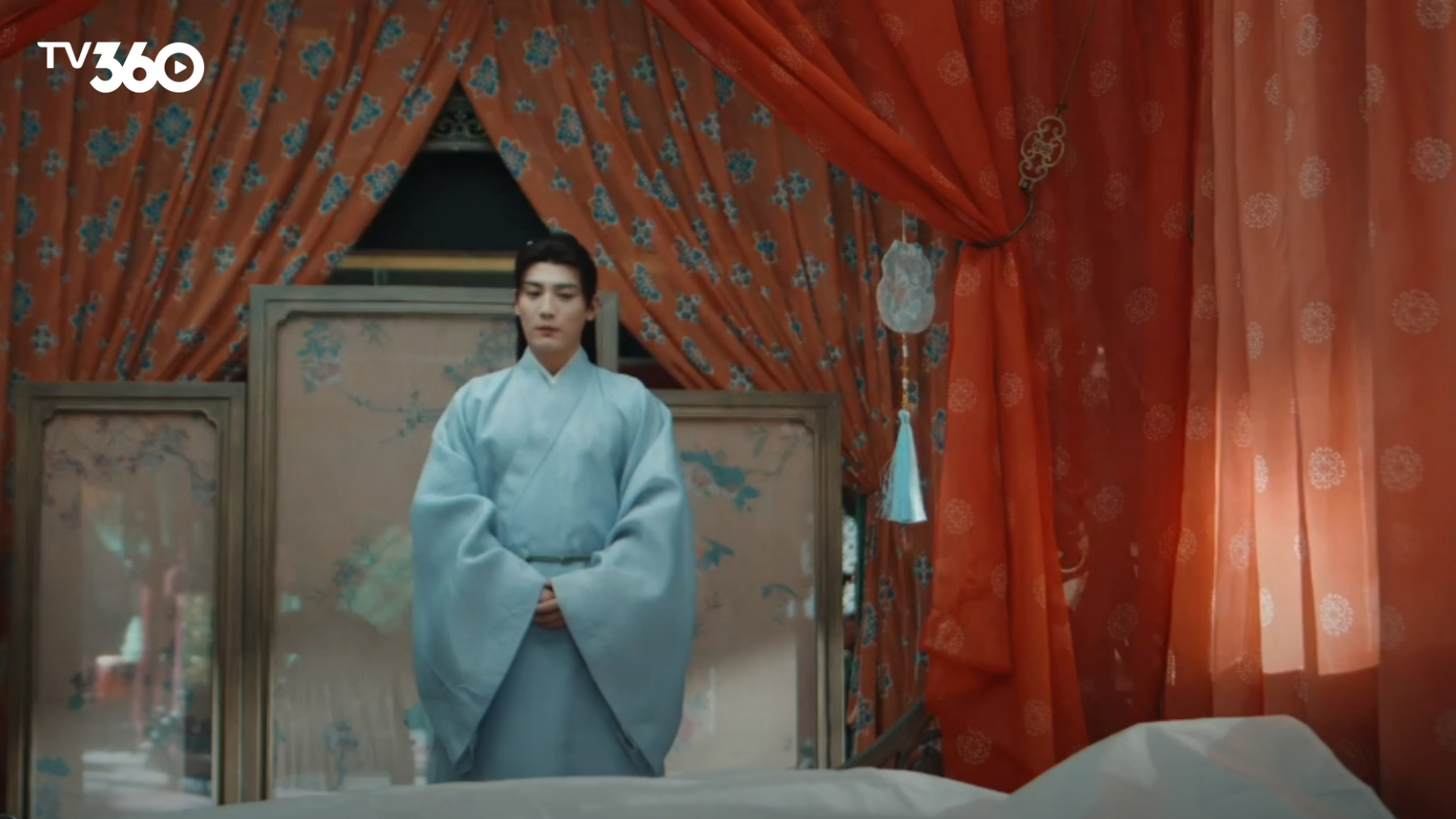 Vinh Thiện Bảo rạng rỡ trong trang phục Trà Vương, cùng Lục Giang Lai đón nhận sự chúc phúc của dân chúng