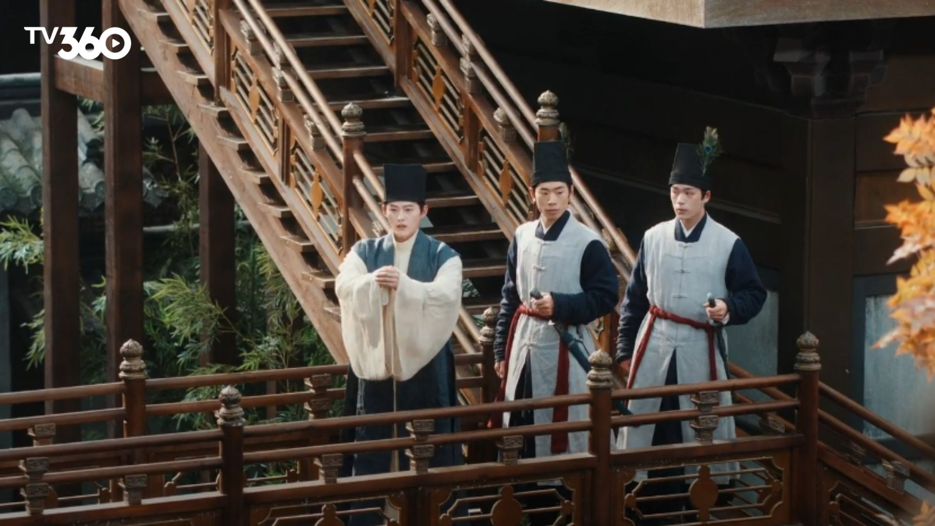 Lục Giang Lai âm thầm theo sát bảo vệ Vinh Thiện Bảo khỏi những mũi tên độc ẩn giấu trong hậu trường yến tiệc