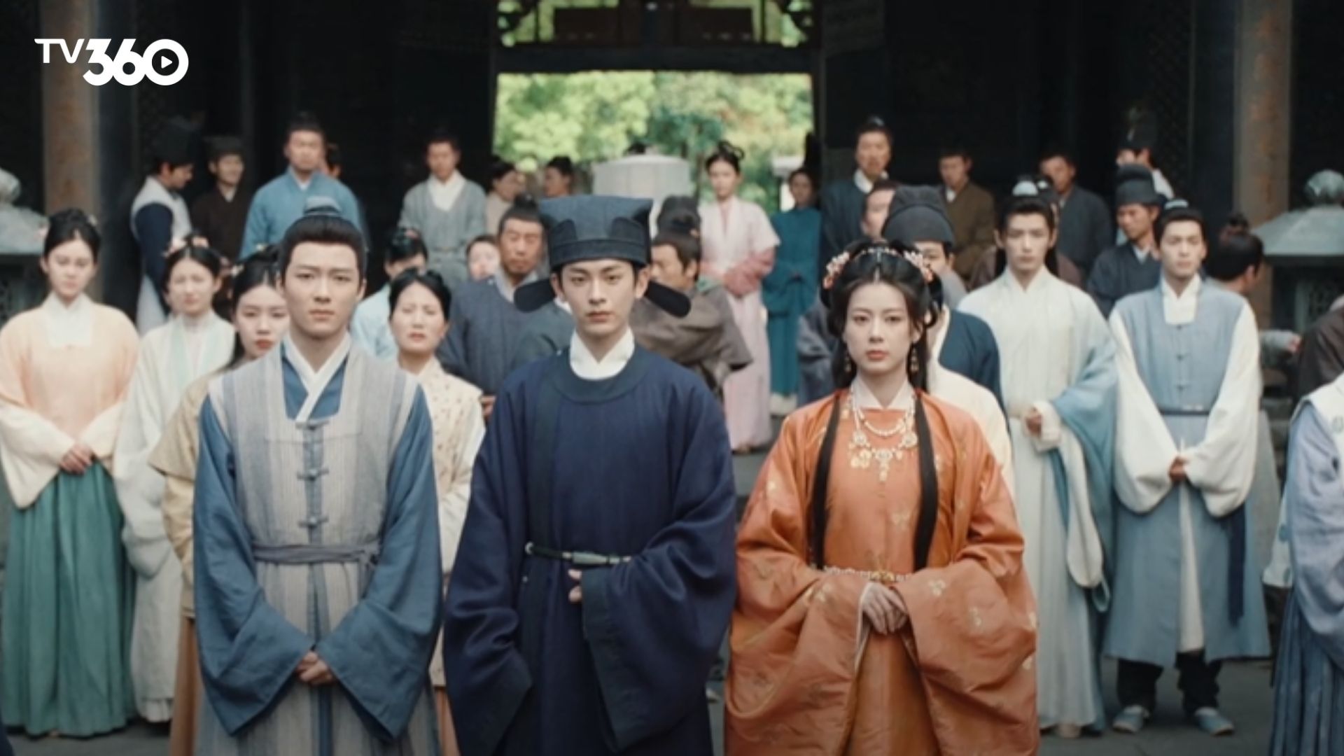 Vinh Thiện Bảo tỉ mỉ chọn lựa từng lá trà cổ để tái hiện hương vị tinh túy nhất của gia tộc dưới sự bảo vệ của Lục Giang Lai