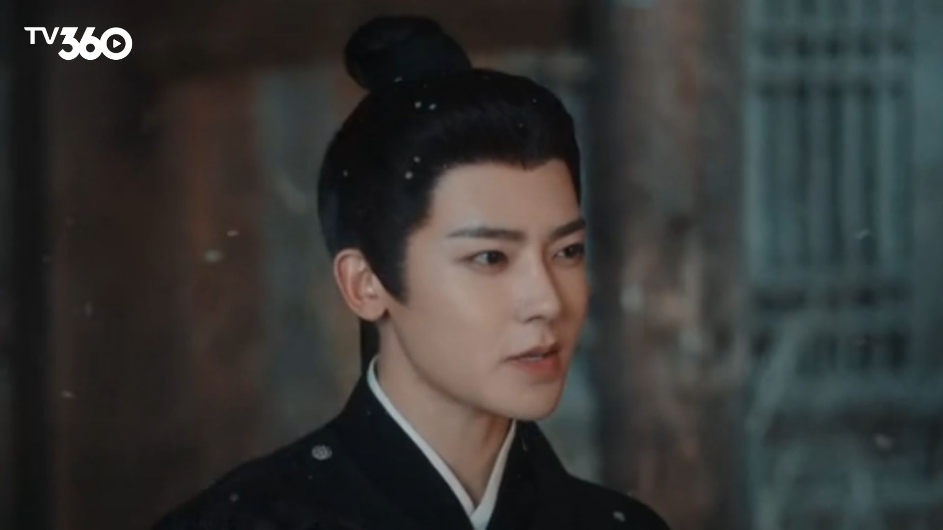 Vinh Thiện Bảo tỉ mỉ thực hiện từng công đoạn pha trà dưới sự quan sát đầy tự hào của Lục Giang Lai trong ngày đại lễ tại kinh thành