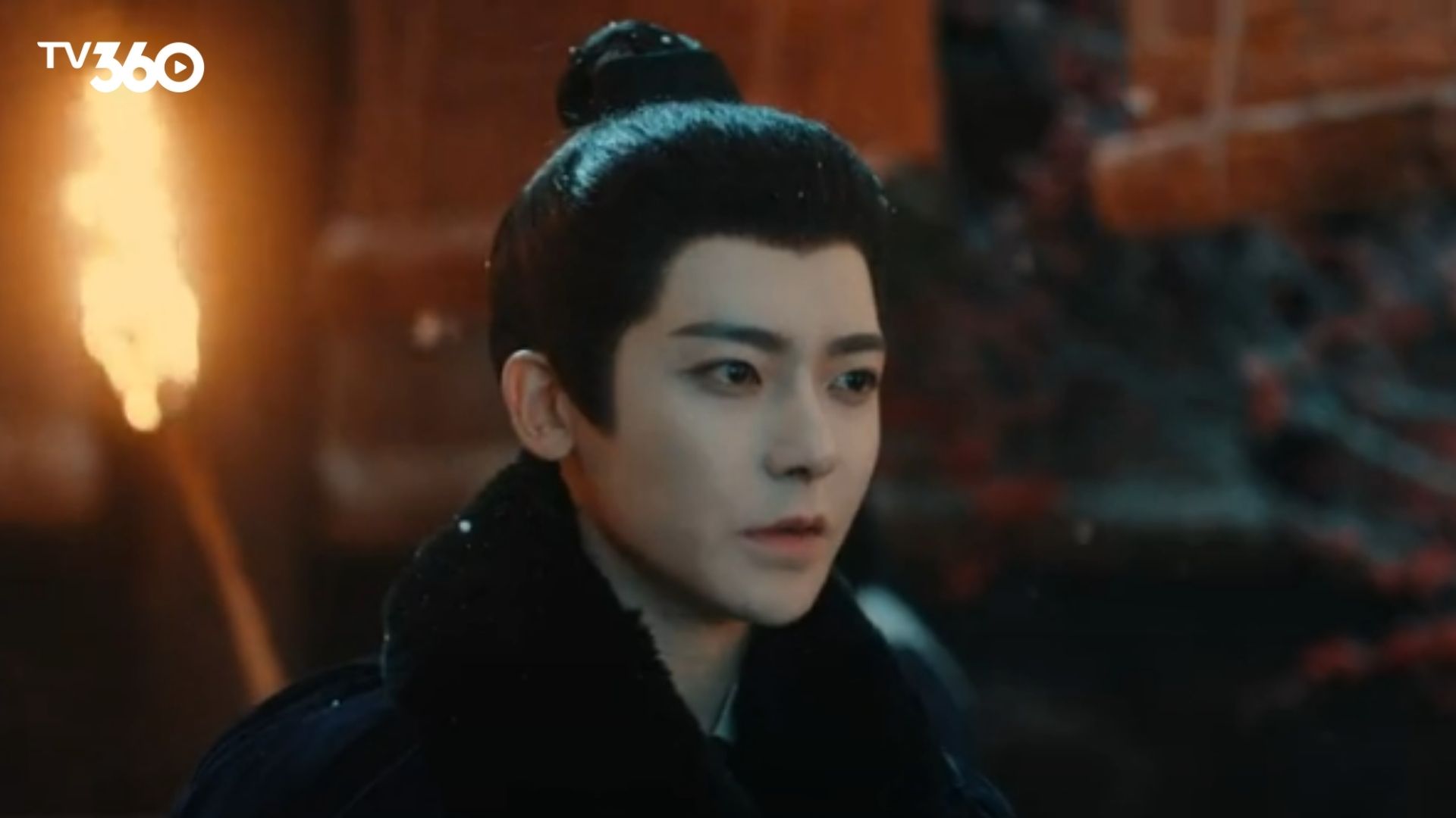 Vinh Thiện Bảo và Lục Giang Lai cùng nhau nâng chén trà giao bôi trong ngày khai trương đại trà lâu, hướng về một tương lai thái bình